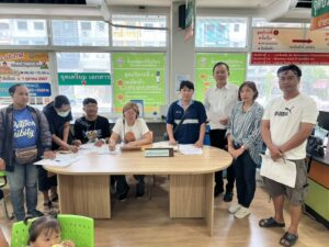 📣 “รองโจ” ลุยช่วยชุมชนซอยโรงน้ำแข็ง เดินหน้าแก้ปัญหาน้ำท่วมสะสมกว่า 30 ปี 📌วันที่ 24 มีนาคม 2569 พ.ต.อ.กรวัฒน์ หันประดิษฐ์ หรือ “รองโจ” อดีตผู้สมัครสมาชิกสภาผู้แทนราษฎร จังหวัดสมุทรปราการ เขต 4 พรรคเพื่อไทย ลงพื้นที่ช่วยเหลือประชาชนในชุมชนซอยโรงน้ำแข็ง หมู่ 20 ต.บางพลีใหญ่ อ.บางพลี จ.สมุทรปราการ หลังชาวบ้านรวมตัวร้องขอความช่วยเหลือในการดำเนินการยกถนนสาธารณะภายในชุมชนให้แก่องค์กรปกครองส่วนท้องถิ่น เพื่อนำงบประมาณมาพัฒนาปรับปรุงโครงสร้างพื้นฐานและแก้ไขปัญหาน้ำท่วมที่เกิดขึ้นซ้ำซากยาวนานกว่า 30 ปี โดย พ.ต.อ.กรวัฒน์ หันประดิษฐ์ ได้ลงพื้นที่รับฟังปัญหาความเดือดร้อนของประชาชน พร้อมให้คำปรึกษาด้านกฎหมายอย่างใกล้ชิด และพากลุ่มชาวบ้านเดินทางไปยังสำนักงานที่ดินจังหวัดสมุทรปราการ สาขาบางพลี เพื่อดำเนินการคัดลอกเอกสารโฉนดที่ดิน รวมถึงเตรียมความพร้อมในการยื่นฟ้องต่อศาล เพื่อนำคำพิพากษามาประกอบคำร้อง ในการผลักดันให้ถนนภายในชุมชนสามารถโอนเป็นสาธารณะและอยู่ในความดูแลของภาครัฐได้อย่างถูกต้อง ด้านนางโชคชุดา เพ็ชรสหาย แพทย์ประจำตำบลบางพลีใหญ่ ซึ่งเป็นหนึ่งในตัวแทนชาวบ้านและเป็นผู้พักอาศัยภายในชุมชนที่ได้รับความเดือดร้อนเปิดเผยว่า ชาวบ้านภายในชุมชนซอยโรงน้ำแข็ง ได้รับผลกระทบเกี่ยวกับปัญหาน้ำท่วมภายในชุมชนซ้ำซากมานานหลายปี เนื่องจากที่ผ่านมาถนนสาธารณะที่เป็นทางเข้าออกของคนในชุมชน ยังเป็นพื้นที่เอกชนทำให้หน่วยงานภาครัฐในพื้นที่ไม่สามารถเข้ามาดูแลในการแก้ไขปัญหาได้อย่างเต็มที่ โดยที่ผ่านมาชาวบ้านได้ช่วยกันติดตามหาเจ้าของที่ดินและทายาทมาเป็นเวลานานระยะหนึ่งแล้ว แต่ก็ยังไม่สามารถดำเนินการได้ เนื่องจากติดปัญหาในหลายๆด้าน ทั้งเรื่องค่าใช้จ่ายและข้อกฎหมายที่ชาวบ้านไม่รู้ จึงได้รวมตัวกันมาขอความช่วยเหลือกับทางด้าน "รองโจ" เพื่อให้ท่านช่วยเหลือเป็นสื่อกลางช่วยประสานงานและให้ความช่วยเหลือแก่ชาวบ้าน ซึ่งในครั้งนี้รู้สึกมีความหวังมากกว่าทุกครั้ง เนื่องจากการดำเนินงานด้านเอกสารมีความคืบหน้ามากกว่าทุกครั้งที่ชาวบ้านมาประสานงานเอง จึงอยากขอเป็นตัวแทนชาวบ้านในการขอบคุณท่าน รองโจ ที่เสียสละเวลามาช่วยเหลือชาวบ้านในครั้งนี้ ทั้งนี้ พ.ต.อ.กรวัฒน์ ยังได้ให้คำมั่นกับพี่น้องประชาชนในพื้นที่ว่าจะเดินหน้าช่วยเหลืออย่างเต็มที่ เพื่อให้โครงการดังกล่าวประสบความสำเร็จ พร้อมทั้งรับภาระค่าใช้จ่ายในกระบวนการทางกฎหมายและค่าดำเนินการในชั้นศาลให้แก่ชาวบ้านทั้งหมด เพื่อบรรเทาความเดือดร้อนเรื่องค่าใช้จ่ายของชาวบ้าน และจะเร่งแก้ไขปัญหาน้ำท่วมให้กับชาวบ้านอย่างยั่งยืนต่อไป