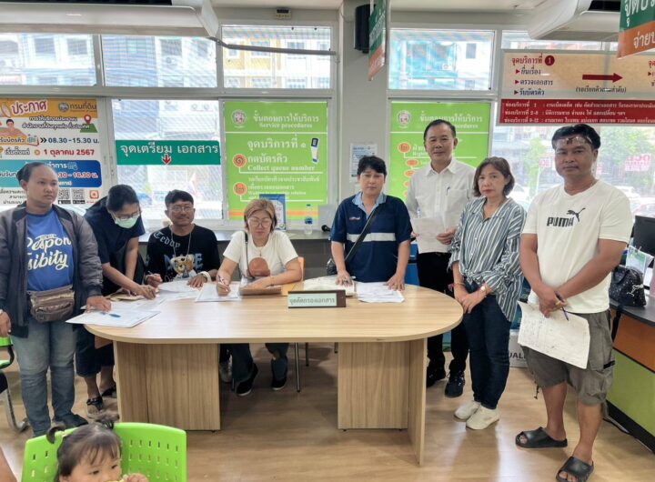 📣 “รองโจ” ลุยช่วยชุมชนซอยโรงน้ำแข็ง เดินหน้าแก้ปัญหาน้ำท่วมสะสมกว่า 30 ปี 📌วันที่ 24 มีนาคม 2569 พ.ต.อ.กรวัฒน์ หันประดิษฐ์ หรือ “รองโจ” อดีตผู้สมัครสมาชิกสภาผู้แทนราษฎร จังหวัดสมุทรปราการ เขต 4 พรรคเพื่อไทย ลงพื้นที่ช่วยเหลือประชาชนในชุมชนซอยโรงน้ำแข็ง หมู่ 20 ต.บางพลีใหญ่ อ.บางพลี จ.สมุทรปราการ หลังชาวบ้านรวมตัวร้องขอความช่วยเหลือในการดำเนินการยกถนนสาธารณะภายในชุมชนให้แก่องค์กรปกครองส่วนท้องถิ่น เพื่อนำงบประมาณมาพัฒนาปรับปรุงโครงสร้างพื้นฐานและแก้ไขปัญหาน้ำท่วมที่เกิดขึ้นซ้ำซากยาวนานกว่า 30 ปี โดย พ.ต.อ.กรวัฒน์ หันประดิษฐ์ ได้ลงพื้นที่รับฟังปัญหาความเดือดร้อนของประชาชน พร้อมให้คำปรึกษาด้านกฎหมายอย่างใกล้ชิด และพากลุ่มชาวบ้านเดินทางไปยังสำนักงานที่ดินจังหวัดสมุทรปราการ สาขาบางพลี เพื่อดำเนินการคัดลอกเอกสารโฉนดที่ดิน รวมถึงเตรียมความพร้อมในการยื่นฟ้องต่อศาล เพื่อนำคำพิพากษามาประกอบคำร้อง ในการผลักดันให้ถนนภายในชุมชนสามารถโอนเป็นสาธารณะและอยู่ในความดูแลของภาครัฐได้อย่างถูกต้อง ด้านนางโชคชุดา เพ็ชรสหาย แพทย์ประจำตำบลบางพลีใหญ่ ซึ่งเป็นหนึ่งในตัวแทนชาวบ้านและเป็นผู้พักอาศัยภายในชุมชนที่ได้รับความเดือดร้อนเปิดเผยว่า ชาวบ้านภายในชุมชนซอยโรงน้ำแข็ง ได้รับผลกระทบเกี่ยวกับปัญหาน้ำท่วมภายในชุมชนซ้ำซากมานานหลายปี เนื่องจากที่ผ่านมาถนนสาธารณะที่เป็นทางเข้าออกของคนในชุมชน ยังเป็นพื้นที่เอกชนทำให้หน่วยงานภาครัฐในพื้นที่ไม่สามารถเข้ามาดูแลในการแก้ไขปัญหาได้อย่างเต็มที่ โดยที่ผ่านมาชาวบ้านได้ช่วยกันติดตามหาเจ้าของที่ดินและทายาทมาเป็นเวลานานระยะหนึ่งแล้ว แต่ก็ยังไม่สามารถดำเนินการได้ เนื่องจากติดปัญหาในหลายๆด้าน ทั้งเรื่องค่าใช้จ่ายและข้อกฎหมายที่ชาวบ้านไม่รู้ จึงได้รวมตัวกันมาขอความช่วยเหลือกับทางด้าน "รองโจ" เพื่อให้ท่านช่วยเหลือเป็นสื่อกลางช่วยประสานงานและให้ความช่วยเหลือแก่ชาวบ้าน ซึ่งในครั้งนี้รู้สึกมีความหวังมากกว่าทุกครั้ง เนื่องจากการดำเนินงานด้านเอกสารมีความคืบหน้ามากกว่าทุกครั้งที่ชาวบ้านมาประสานงานเอง จึงอยากขอเป็นตัวแทนชาวบ้านในการขอบคุณท่าน รองโจ ที่เสียสละเวลามาช่วยเหลือชาวบ้านในครั้งนี้ ทั้งนี้ พ.ต.อ.กรวัฒน์ ยังได้ให้คำมั่นกับพี่น้องประชาชนในพื้นที่ว่าจะเดินหน้าช่วยเหลืออย่างเต็มที่ เพื่อให้โครงการดังกล่าวประสบความสำเร็จ พร้อมทั้งรับภาระค่าใช้จ่ายในกระบวนการทางกฎหมายและค่าดำเนินการในชั้นศาลให้แก่ชาวบ้านทั้งหมด เพื่อบรรเทาความเดือดร้อนเรื่องค่าใช้จ่ายของชาวบ้าน และจะเร่งแก้ไขปัญหาน้ำท่วมให้กับชาวบ้านอย่างยั่งยืนต่อไป