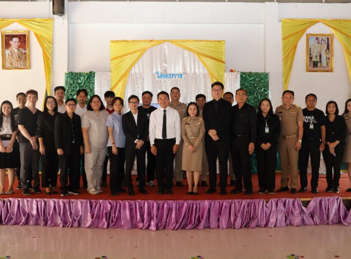 นายกฯบางปูประธานเปิดงานโครงการวิจัยสุขภาพในช่องปากของเด็กก่อนวัยเรียน ที่อาคารอเนกประสงค์โรงเรียนเทศบาล3(ท้ายบ้านใหม่) อ.เมือง จ.สมุทรปราการ นายธีรพล ชุนเจริญ นายกเทศมนตรีตำบลบางปู เป็นประธานเปิดกิจกรรมโครงการวิจัย “การพัฒนาโปรแกรมประมวลและแสดงผลข้อมูลสุขภาพช่องปากของเด็กก่อนวัยเรียนเพื่อการบริหารระบบบริการสุขภาพช่องปากและเพิ่มความรอบรู้ด้านสุขภาพช่องปากสำหรับผู้ปกครอง” โดยมีคณะผู้วิจัย คณะทันตแพทยศาสตร์มหาวิทยาลัยมหิดล รวมทั้งผู้ปกครอง นักเรียนโรงเรียนเทศบาล3 เข้าร่วมโครงการ นายกเทศมนตรีตำบลบางปูกล่าวว่า การเสริมสร้างความมั่นคงทางสุขภาพ ต้องมีการพัฒนาระบบบริการสุขภาพให้เข้ากับบริบทของสังคมที่เปลี่ยนไปอย่างต่อเนื่อง โดยเฉพาะในปัจจุบันเป็นยุคดิจิตอล มีการใช้อินเตอร์เน็ตและสมาร์ทโฟนอำนวยความสะดวกในชีวิตประจำวัน นอกเหนือจากการใช้ในการสื่อสารแล้ว ยังเป็นเครื่องมือใช้เก็บข้อมูลส่วนตัวที่สำคัญและสามารถทำธุรกรรมต่างๆได้ โครงการวิจัยนี้เป็นการประยุกต์ใช้เทคโนโลยีดิจิตอลในระบบบริการสุขภาพ ช่วยบุคลากร ทางการแพทย์ในการจัดเก็บและการวิเคราะห์ ข้อมูลสุขภาพ เกิดการดำเนินงานสาธารณสุขอย่างมประสิทธิภาพ และสอดคล้องกับพื้นที และในส่วนเจ้าของข้อมูลสุขภาพ คือเด็กนักเรีนย ผู้ปกครองสามารถเข้าถึงข้อมูลสุขภาพบุตรหลานได้ นำไปสู่การปรับเปลี่ยนและพันาพฤติกรรมการดูแลสุขภาพช่องปากของเด็ก รวมถึงสามารถวางแผนการเข้ารับบริการสุขภาพและติดตามสภาวะสุขภาพปากได้อย่างต่อเนื่อง