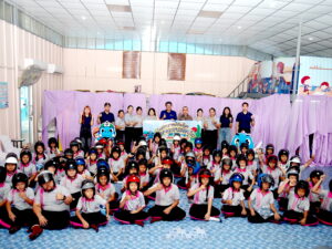 บริษัท ปตท.จำกัด(มหาชน) มีความห่วงใยและใส่ใจเรื่องความปลอดภัยของนักเรียน จึงได้มอบหมวกกันน็อคให้นักเรียนในพื้นที่จังหวัดสมุทรปราการ มีโรงเรียนที่เข้าร่วมโครงการจำนวน 2 โรงเรียน เพื่อเพิ่มความปลอดภัยบนท้องถนน วันที่ 18 มีนาคม 2569 บริษัท ปตท.จำกัด(มหาชน) โดยโครงการระบบท่อส่งก๊าซธรรมชาติบนบกจากบางปะกงไปโรงไฟฟ้าพระนครใต้ มีความมุ่งมั่นเข้ามามีส่วนร่วมในการจัดโครงการดีๆ ที่มีประโยชน์กับโรงเรียนในพื้นที่ที่บริษัท ปตท.ได้เข้ามาดำเนินธุรกิจอยู่ โดยได้จัดทำโครงการ “หมวกกันน็อคล็อคความปลอดภัย” ให้แก่นักเรียนในพื้นที่ถนน สป.4002 โดยมีโรงเรียนที่เข้าร่วมโครงการจำนวน 2 โรงเรียน ได้แก่ โรงเรียนคลองบางแก้ว(ภิรมย์ประชาราษฏร์) และโรงเรียนวัดหนามแดง(เขียวอุทิศ) โดยมี นายธีรภัทร์ ลีลาวรรณสุข ผู้จัดการส่วนปฎิบัติการมวลชนสัมพันธ์ บริษัท ปตท.จำกัด(มหาชน) พร้อมด้วย คณะเจ้าหน้าที่บริษัท ปตท. ร่วมส่งมอบหมวกกันน็อคให้แก่น้องๆหนูๆ นักเรียน โรงเรียนคลองบางแก้ว ระดับชั้นประถมศึกษาปีที่ 5 โดยมี นางสาวภูริตา มีวัฒนะ ผอ.โรงเรียนคลองบางแก้ว พร้อมด้วย คณะครู นักเรียน ร่วมให้การต้อนรับ นอกจากนี้ ยังได้รับเกียรติจาก พ.ต.ท.สมบัติ หอมดอก สวป.สภ.บางแก้ว ให้เกียรติมาเป็นวิทยากร บรรยายให้ความรู้ ด้านความปลอดภัยและประโยชน์ของการใส่หมวกกันน็อคแก่นักเรียนโรงเรียนคลองบางแก้ว ซึ่งโครงการหมวกกันน็อคล็อคความปลอดภัยเป็นโครงการที่มีประโยชน์มาก โดยเฉพาะในสถานศึกษาที่มีเด็กนักเรียนเดินทางจากบ้านมาโรงเรียน โดยใช้รถจักรยานยนต์ ในการขับขี่เองหรือซ้อนท้ายผู้ปกครอง สำหรับวัตถุประสงค์ของการจัดโครงการดังกล่าว เพื่อให้น้องๆ ที่เข้ารับการอบรมได้มีความรู้ ความเข้าใจ เกี่ยวกับกฎระเบียบการใช้รถใช้ถนนอย่างถูกต้อง (เน้นการโดยสารรถจักรยานยนต์)การอ่านสัญญาณเครื่องหมายจราจร ตลอดจนเรียนรู้ถึงการข้ามถนนอย่างปลอดภัย โครงการระบบท่อส่งก๊าซธรรมชาติบนบกจากบางปะกงไปโรงไฟฟ้าพระนครใต้ ได้จัดทีมวิทยากรที่มีความรู้ ความเชี่ยวชาญมาให้ความรู้ คาดหวังเป็นอย่างยิ่งว่าการอบรมในครั้งนี้จะเกิดประโยชน์แก่น้องๆ ที่เข้ารับการอบรมและนำไปปฏิบัติเพื่อช่วยลดการเกิดอุบัติเหตุในการใช้รถ ใช้ถนนอย่างปลอดภัยต่อไป