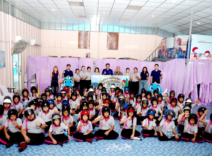 บริษัท ปตท.จำกัด(มหาชน) มีความห่วงใยและใส่ใจเรื่องความปลอดภัยของนักเรียน จึงได้มอบหมวกกันน็อคให้นักเรียนในพื้นที่จังหวัดสมุทรปราการ มีโรงเรียนที่เข้าร่วมโครงการจำนวน 2 โรงเรียน เพื่อเพิ่มความปลอดภัยบนท้องถนน วันที่ 18 มีนาคม 2569 บริษัท ปตท.จำกัด(มหาชน) โดยโครงการระบบท่อส่งก๊าซธรรมชาติบนบกจากบางปะกงไปโรงไฟฟ้าพระนครใต้ มีความมุ่งมั่นเข้ามามีส่วนร่วมในการจัดโครงการดีๆ ที่มีประโยชน์กับโรงเรียนในพื้นที่ที่บริษัท ปตท.ได้เข้ามาดำเนินธุรกิจอยู่ โดยได้จัดทำโครงการ “หมวกกันน็อคล็อคความปลอดภัย” ให้แก่นักเรียนในพื้นที่ถนน สป.4002 โดยมีโรงเรียนที่เข้าร่วมโครงการจำนวน 2 โรงเรียน ได้แก่ โรงเรียนคลองบางแก้ว(ภิรมย์ประชาราษฏร์) และโรงเรียนวัดหนามแดง(เขียวอุทิศ) โดยมี นายธีรภัทร์ ลีลาวรรณสุข ผู้จัดการส่วนปฎิบัติการมวลชนสัมพันธ์ บริษัท ปตท.จำกัด(มหาชน) พร้อมด้วย คณะเจ้าหน้าที่บริษัท ปตท. ร่วมส่งมอบหมวกกันน็อคให้แก่น้องๆหนูๆ นักเรียน โรงเรียนคลองบางแก้ว ระดับชั้นประถมศึกษาปีที่ 5 โดยมี นางสาวภูริตา มีวัฒนะ ผอ.โรงเรียนคลองบางแก้ว พร้อมด้วย คณะครู นักเรียน ร่วมให้การต้อนรับ นอกจากนี้ ยังได้รับเกียรติจาก พ.ต.ท.สมบัติ หอมดอก สวป.สภ.บางแก้ว ให้เกียรติมาเป็นวิทยากร บรรยายให้ความรู้ ด้านความปลอดภัยและประโยชน์ของการใส่หมวกกันน็อคแก่นักเรียนโรงเรียนคลองบางแก้ว ซึ่งโครงการหมวกกันน็อคล็อคความปลอดภัยเป็นโครงการที่มีประโยชน์มาก โดยเฉพาะในสถานศึกษาที่มีเด็กนักเรียนเดินทางจากบ้านมาโรงเรียน โดยใช้รถจักรยานยนต์ ในการขับขี่เองหรือซ้อนท้ายผู้ปกครอง สำหรับวัตถุประสงค์ของการจัดโครงการดังกล่าว เพื่อให้น้องๆ ที่เข้ารับการอบรมได้มีความรู้ ความเข้าใจ เกี่ยวกับกฎระเบียบการใช้รถใช้ถนนอย่างถูกต้อง (เน้นการโดยสารรถจักรยานยนต์)การอ่านสัญญาณเครื่องหมายจราจร ตลอดจนเรียนรู้ถึงการข้ามถนนอย่างปลอดภัย โครงการระบบท่อส่งก๊าซธรรมชาติบนบกจากบางปะกงไปโรงไฟฟ้าพระนครใต้ ได้จัดทีมวิทยากรที่มีความรู้ ความเชี่ยวชาญมาให้ความรู้ คาดหวังเป็นอย่างยิ่งว่าการอบรมในครั้งนี้จะเกิดประโยชน์แก่น้องๆ ที่เข้ารับการอบรมและนำไปปฏิบัติเพื่อช่วยลดการเกิดอุบัติเหตุในการใช้รถ ใช้ถนนอย่างปลอดภัยต่อไป