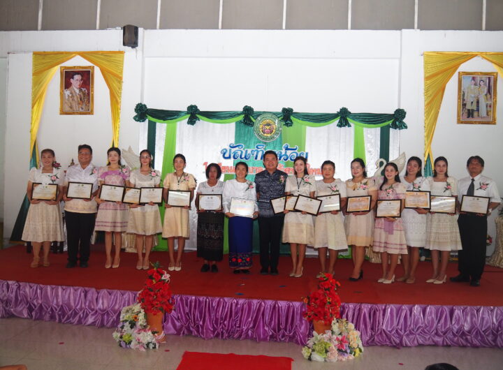 โครงการนิทรรศการผลงานทางวิขาการโรงเรียนเทศบาล 3 (ท้ายบ้านใหม่) พร้อมมอบเกียรติบัตรแก่คณะครู และมอบวุฒิบัตรให้แก่เด็กนักเรียนระดับชั้นอนุบาล 3 ประจำปีการศึกษา 2568 วันที่ 19 มีนาคม 2569 เวลา 09.00 น. ที่ลานกิจกรรมโรงเรียนเทศบาล 3 (ท้ายบ้านใหม่) อำเภอเมือง จังหวัดสมุทรปราการ นายธีรพล ชุนเจริญ นายกเทศมนตรีตำบลบางปู เป็นประธานกล่าวเปิดโครงการนิทรรศการผลงานทางวิขาการโรงเรียนเทศบาล 3 (ท้ายบ้านใหม่) พร้อมมอบเกียรติบัตรแก่คณะครูที่ได้รับรางวัลโครงการครูดีในดวงใจ โครงการพัฒนาศักยภาพครูและบุคลากรทางการศึกษา ครูผู้ปฏิบัติยอดเยี่ยม ห้องเรียนน่าอยู่ น่าเรียน ครูผู้ปฏิบัติหน้าที่ผู้สอนดีเด่น ศูนย์พัฒนาเด็กเล็ก และครูผู้ฝึกสอนงานศิลปหัตถกรรม โดยมี นางสาวอภิญญา อิ่นแก้ว ผู้อำนวยการโรงเรียนเทศบาล 2 (บางปู) รักษาการผู้อำนวยการโรงเรียนเทศบาล 3 ท้ายบ้านใหม่ ในนามของคณะกรรมการดำเนินงานโครงการ กล่าวรายงานถึงวัตถุประสงค์ของการจัดโครงการฯ และมอบวุฒิบัตร "บัณฑิตน้อย" แก่ผู้สำเร็จการศึกษาระดับชั้นอนุบาล 3 ประจำปีการศึกษา 2568 จำนวน 87 คน พร้อมด้วยคณะผู้บริหาร สมาชิกสภาเทศบาลดำบลบางปู หัวหน้าส่วนราชการ แขกผู้มีเกียรติ คณะครู เด็กนักเรียน และผู้ปกครอง เข้าร่วมโครงการ โดยนายกเทศมนตรีตำบลบางปู ได้กล่าวแสดงความชื่นชมและยินดีกับเด็กนักเรียน ที่จบการศึกษาในระดับชั้นอนุบาล 3 ประจำปีการศึกษา 2568 กิจกรรมในวันนี้จะเป็นการชี้วัดถึงพัฒนาการ ศักยภาพของนักเรียนและครู เพื่อให้เกิดความภาคภูมิใจในผลงาน และการจัดกิจกรรมต่างๆ ของโรงเรียน ในการจัดการศึกษาระดับปฐมวัย เป็นการวางรากฐานที่ดี เป็นช่วงเวลา ที่เหมาะสมที่สุดสำหรับการปูพื้นฐานต่างๆ ให้กับเด็ก เพื่อให้เด็กมีความพร้อมที่จะพัฒนาในระดับที่สูงขึ้น โรงเรียนเทศบาล 3 (ท้ายบ้านใหม่) ได้ส่งเสริมและสนับสนุนด้านการศึกษา และพัฒนาศักยภาพของเด็ก และเยาวชนโดยเฉพาะเด็กปฐมวัยมีการอบรม เลี้ยงดู ส่งเสริมกระบวนการเรียนรู้ที่สนองต่อธรรมชาติและพัฒนาการของเด็กแต่ละบุคคลตามศักยภาพ ภายใต้สภาวะแวดล้อมที่ปลอดภัย เป็นการส่งเสริมคุณภาพชีวิตให้เด็กพัฒนาไปสู่ความสมบูรณ์ ทั้งทางร่างกาย อารมณ์ จิตใจ สังคม และสติปัญญา ทำให้เกิดคุณค่าแก่ตนเองและสังคมต่อไป