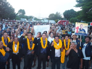 วันที่ 29 มีนาคม 2569 นายบวรวิทย์ พึ่งทอง อดีตประธานสภา เทศบาลเมืองบางแก้ว ลงพื้นที่หาเสียงในการสมัครรับเลือกตั้งนายกเทศมนตรีเทศบาลเมืองบางแก้ว หมายเลข1ภายในซอยชุมชนหลังวัดหนามแดง ต.บางแก้ว อ.บางพลี จ.สมุทรปราการ โดยมี นายสุพัฒน์ สว่างอารมณ์ อดีตนายก อบต.บางแก้ว นายปิยะ นาคทรัพย์ นายชัชวาลย์ พันธ์พุ่ม อดีตรองนายก อบต.บางแก้ว พร้อมด้วย ผู้สมัคร สท. เขต 1 และเขต 2 และทีมผู้ช่วยหาเสียงลงพื้นที่เปิดเวทีหาเสียงภายในชุมชนหลังวัดหนามแดง มีประชาชนในเขตพื้นที่จำนวนหลายร้อยคน มาร่วมรับฟังการปราศรัยและฟังการเสนอนโยบายในด้านต่างๆ เพื่อนำไปพัฒนาตำบลบางแก้วให้มีความเจริญก้าวหน้า ขณะที่ พ.ต.อ.กรวัฒน์ หันประดิษฐ์ อดีตผู้สมัครสมาชิกสภาผู้แทนราษฎร พรรคเพื่อไทย ได้มาร่วมเป็นกำลังใจ ให้กับ นายบวรวิทย์ พึ่งทอง นายกเทศมนตรีเมืองบางแก้ว หมายเลข 1 อีกด้วย โดยทางด้าน นายบวรวิทย์ พึ่งทอง ผู้สมัครนายกเทศมนตรีเมืองบางแก้ว เบอร์ 1 ได้ขึ้นเวทีหาเสียง โดยกล่าวว่า ในวันนี้ตนพร้อมด้วยทีมผู้ช่วยหาเสียงและผู้สมัคร สท. ล้วนเป็นบุคคลที่มีความรู้ ความสามารถ เข้าใจปัญหาในเขตพื้นที่ตำบลบางแก้วเป็นอย่างดี เราถือเป็นทีมเดียวที่กล้าเปิดหน้าผู้บริหาร ตามสโลแกน “บางแก้วใหม่ โปร่งใส ทำจริง แก้ไขในทันที” ในการเลือกตั้งครั้งนี้จึงขอโอกาสจากพ่อแม่พี่น้องประชาชนชาวตำบลบางแก้ว ช่วยสนับสนุนตนได้มีโอกาสเข้าไปทำหน้าที่ขับเคลื่อนการพัฒนาเทศบาลเมืองบางแก้ว เพื่อดูแลทุกข์สุขของพี่น้องประชาชนตำบลบางแก้ว จึงขอโอกาสจากพี่น้องประชาชนช่วยสนับสนุนเลือกตนเข้ามาทำหน้าที่บริหารงาน รับใช้ประชาชน เลือกนายบวรวิทย์ พึ่งทอง ผู้สมัครนายกเทศมนตรีเมืองบางแก้ว เบอร์ 1 ในวันที่ 19 เมษายน 2569 ที่จะถึงนี้