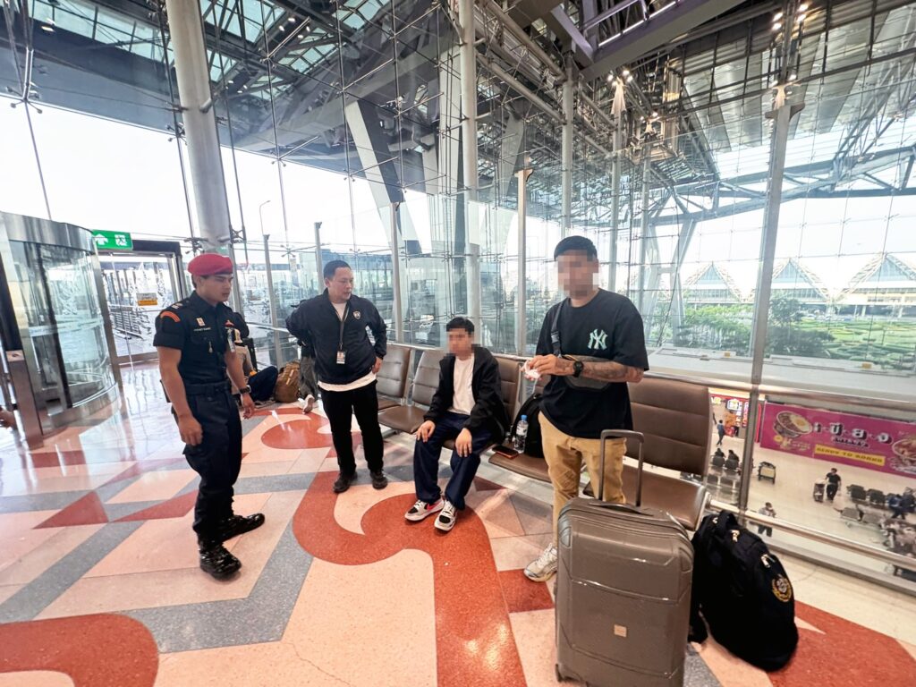 รั้งที่ 17 /2569 วันที่ 31 มีนาคม 2569 เจ้าหน้าที่ท่าอากาศยานสุวรรณภูมิเข้าช่วยเหลือผู้โดยสารแสดงพฤติกรรมเสี่ยงอันตรายได้ทันท่วงที สะท้อนความใส่ใจ สร้างความเชื่อมั่นต่อมาตรฐานความปลอดภัยของผู้โดยสาร เมื่อวันที่ 28 มีนาคม พ.ศ. 2569 เวลาประมาณ 17.00 น. เกิดเหตุมีผู้โดยสารชายชาวจีน มีลักษณะกระวนกระวาย เดินวนไปมา บริเวณพื้นที่ประตูหมายเลข 1 ชั้น 4 อาคารผู้โดยสาร ท่าอากาศยานสุวรรณภูมิ (ทสภ.) และต่อมาได้พยายามปีนเก้าอี้พักคอยและกระจกกันตก เพื่อจะกระโดดลงไปยังชั้นล่าง ในระหว่างนั้น นายไชยวัฒน์ แสงอ่อน เจ้าหน้าที่ประชาสัมพันธ์อาวุโส สังกัดส่วนผลิตสื่อประชาสัมพันธ์และบริหารจัดการ Social Media ฝ่ายกิจการพิเศษและมวลชนสัมพันธ์ ทสภ.อยู่ในระหว่างการปฏิบัติหน้าที่ควบคุมการติดตั้งจัดซุ้มกิจกรรม บริเวณดังกล่าว ได้สังเกตเห็นพฤติกรรมที่ผิดปกติและเข้าไปหยุดการกระทำดังกล่าวไว้ได้ทัน ก่อนพูดเกลี้ยกล่อมให้สงบสติอารมณ์ในเบื้องต้น พร้อมโทรศัพท์แจ้งเจ้าหน้าที่ศูนย์สุวรรณภูมิ เพื่อส่งตัวให้เจ้าหน้าที่ฝ่ายรักษาความปลอดภัยเข้าควบคุม และดำเนินการช่วยเหลือผู้โดยสารรายดังกล่าวต่อไป ส่งผลให้สถานการณ์คลี่คลายลงอย่างปลอดภัย การปฏิบัติหน้าที่ในครั้งนี้สะท้อนถึงความเอาใจใส่ ความมีสติ และความเป็นมืออาชีพของเจ้าหน้าที่ พร้อมทั้งให้ความช่วยเหลือด้านจิตใจแก่ผู้โดยสารอย่างเหมาะสม ทสภ. ขอชื่นชมเจ้าหน้าที่ที่เกี่ยวข้องในเหตุการณ์ครั้งนี้ ที่ได้แสดงถึงความทุ่มเทและความรับผิดชอบในการปฏิบัติหน้าที่อย่างเต็มกำลัง อันเป็นส่วนสำคัญในการสร้างความเชื่อมั่นด้านความปลอดภัยให้แก่ผู้โดยสารและผู้ใช้บริการทุกคน ทั้งนี้ ทสภ. ยังคงยึดมั่นในการดูแลความปลอดภัย และสวัสดิภาพของผู้โดยสารเป็นสำคัญ พร้อมพัฒนามาตรการและการฝึกอบรมบุคลากรอย่างต่อเนื่อง เพื่อรองรับทุกสถานการณ์ได้อย่างมีประสิทธิภาพ **************************************** ฝ่ายกิจการพิเศษและมวลชนสัมพันธ์ ท่าอากาศยานสุวรรณภูมิ โทรศัพท์ 0 2132 9021