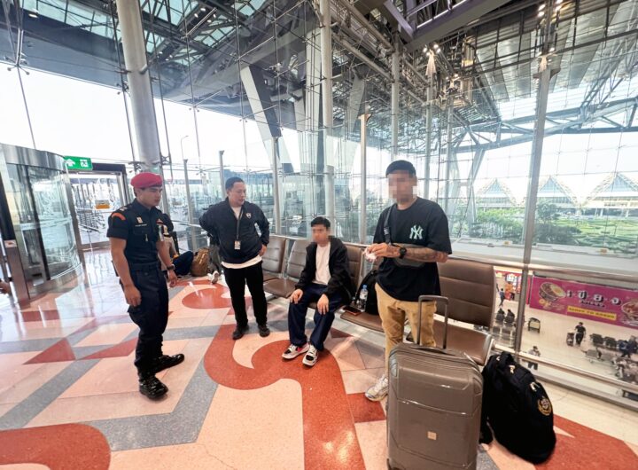 รั้งที่ 17 /2569 วันที่ 31 มีนาคม 2569 เจ้าหน้าที่ท่าอากาศยานสุวรรณภูมิเข้าช่วยเหลือผู้โดยสารแสดงพฤติกรรมเสี่ยงอันตรายได้ทันท่วงที สะท้อนความใส่ใจ สร้างความเชื่อมั่นต่อมาตรฐานความปลอดภัยของผู้โดยสาร เมื่อวันที่ 28 มีนาคม พ.ศ. 2569 เวลาประมาณ 17.00 น. เกิดเหตุมีผู้โดยสารชายชาวจีน มีลักษณะกระวนกระวาย เดินวนไปมา บริเวณพื้นที่ประตูหมายเลข 1 ชั้น 4 อาคารผู้โดยสาร ท่าอากาศยานสุวรรณภูมิ (ทสภ.) และต่อมาได้พยายามปีนเก้าอี้พักคอยและกระจกกันตก เพื่อจะกระโดดลงไปยังชั้นล่าง ในระหว่างนั้น นายไชยวัฒน์ แสงอ่อน เจ้าหน้าที่ประชาสัมพันธ์อาวุโส สังกัดส่วนผลิตสื่อประชาสัมพันธ์และบริหารจัดการ Social Media ฝ่ายกิจการพิเศษและมวลชนสัมพันธ์ ทสภ.อยู่ในระหว่างการปฏิบัติหน้าที่ควบคุมการติดตั้งจัดซุ้มกิจกรรม บริเวณดังกล่าว ได้สังเกตเห็นพฤติกรรมที่ผิดปกติและเข้าไปหยุดการกระทำดังกล่าวไว้ได้ทัน ก่อนพูดเกลี้ยกล่อมให้สงบสติอารมณ์ในเบื้องต้น พร้อมโทรศัพท์แจ้งเจ้าหน้าที่ศูนย์สุวรรณภูมิ เพื่อส่งตัวให้เจ้าหน้าที่ฝ่ายรักษาความปลอดภัยเข้าควบคุม และดำเนินการช่วยเหลือผู้โดยสารรายดังกล่าวต่อไป ส่งผลให้สถานการณ์คลี่คลายลงอย่างปลอดภัย การปฏิบัติหน้าที่ในครั้งนี้สะท้อนถึงความเอาใจใส่ ความมีสติ และความเป็นมืออาชีพของเจ้าหน้าที่ พร้อมทั้งให้ความช่วยเหลือด้านจิตใจแก่ผู้โดยสารอย่างเหมาะสม ทสภ. ขอชื่นชมเจ้าหน้าที่ที่เกี่ยวข้องในเหตุการณ์ครั้งนี้ ที่ได้แสดงถึงความทุ่มเทและความรับผิดชอบในการปฏิบัติหน้าที่อย่างเต็มกำลัง อันเป็นส่วนสำคัญในการสร้างความเชื่อมั่นด้านความปลอดภัยให้แก่ผู้โดยสารและผู้ใช้บริการทุกคน ทั้งนี้ ทสภ. ยังคงยึดมั่นในการดูแลความปลอดภัย และสวัสดิภาพของผู้โดยสารเป็นสำคัญ พร้อมพัฒนามาตรการและการฝึกอบรมบุคลากรอย่างต่อเนื่อง เพื่อรองรับทุกสถานการณ์ได้อย่างมีประสิทธิภาพ **************************************** ฝ่ายกิจการพิเศษและมวลชนสัมพันธ์ ท่าอากาศยานสุวรรณภูมิ โทรศัพท์ 0 2132 9021