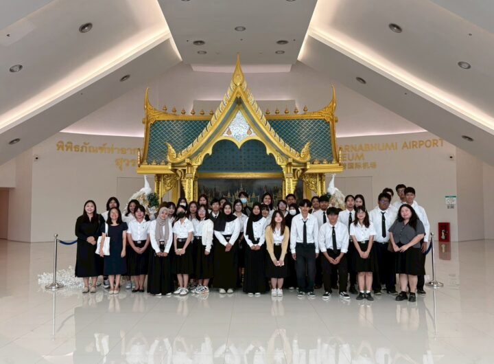 ท่าอากาศยานสุวรรณภูมิ “สนามบินแห่งการเรียนรู้” ท่าอากาศยานสุวรรณภูมิ (ทสภ.) เปิดพื้นที่เพื่อการศึกษาดูงานและเรียนรู้การดำเนินงานของท่าอากาศยาน จากสถานที่จริง สะท้อนบทบาทของสนามบินในฐานะ “สนามบินแห่งการเรียนรู้” ที่มุ่งถ่ายทอดองค์ความรู้ และประสบการณ์ด้านการบริหารจัดการสนามบินเพื่อเป็นประโยชน์แก่สาธารณชน ตลอดระยะเวลาการดำเนินงานของ ทสภ. นอกจากการเป็นท่าอากาศยานที่เปิดให้บริการด้านการคมนาคม ทางอากาศเป็นสำคัญแล้ว ทสภ. ยังได้เปิดโอกาสให้หน่วยงานราชการ รัฐวิสาหกิจ ท่าอากาศยานอื่นๆ รวมถึงคณะนักเรียนและนักศึกษา ที่มีความสนใจในกิจการท่าอากาศยานได้เข้ามาศึกษาเรียนรู้ระบบการดำเนินงาน ด้านงานบริการท่าอากาศยาน เทคโนโลยีที่ใช้ในการบริหารจัดการสนามบิน อาทิเช่น การใช้เครื่อง CUSS (Common Use Self Service) ระบบลงทะเบียนแบบ Biometric การโหลดสัมภาระด้วยตนเอง CUBD (Common Use Bag Drop) มาใช้เพื่อลดระยะเวลากระบวนการการเช็คอินของผู้โดยสาร ณ บริเวณพื้นที่ให้บริการสาธารณะ ของอาคารผู้โดยสารหลัก รวมถึงเปิดพื้นที่ให้หน่วยงานราชการที่เกี่ยวข้องเข้าศึกษาแนวทางการบริหารจัดการ ด้านสิ่งแวดล้อมของท่าอากาศยาน อาทิ ระบบสุขาภิบาลภายในอาคารผู้โดยสาร ระบบบำบัดน้ำเสีย และการจัดการขยะ ซึ่งดำเนินงานตามมาตรฐานสากลเพื่อควบคุมและลดผลกระทบต่อสิ่งแวดล้อมและชุมชนโดยรอบ เพื่อให้หน่วยงาน ที่เกี่ยวข้องได้ศึกษาเรียนรู้การดำเนินงานของสนามบินจากสถานที่การทำงานจริง เพื่อเป็นองค์ความรู้ สำหรับ นำไปประยุกต์ใช้กับการทำงานของตน และเพื่อการพัฒนาตนเองในอนาคตของเหล่านิสิต นักศึกษาต่อไป นอกจากนี้ ทสภ. ยังมีพิพิธภัณฑ์ท่าอากาศยานสุวรรณภูมิ ที่ตั้งอยู่บริเวณชั้น 6 ของอาคารจอดรถโซน 3 ซึ่งจัดตั้งขึ้นเพื่อบอกเล่าเรื่องราวความเป็นมาของ ทสภ. และประวัติกิจการการบินของประเทศไทย รวมถึงโครงสร้างโดยทั่วไปของท่าอากาศยานแห่งนี้ โดยเน้นเชิญชวนให้สถาบันการศึกษา หน่วยงานต่างๆ และผู้ที่สนใจเข้าศึกษาดูงาน ได้เข้ามาเรียนรู้โดยไม่เสียค่าใช้จ่าย เพื่อเป็นประโยชน์ และเป็นการต่อยอดการศึกษาของหน่วยงาน สถาบันการศึกษาต่างๆ ทั้งนี้ สถาบันการศึกษา หน่วยงาน และผู้ที่สนใจเข้าศึกษาดูงาน เพื่อเรียนรู้การดำเนินงานของสนามบิน จากประสบการณ์จริง สามารถประสานงานเพื่อขอเข้าศึกษาดูงานได้ที่ฝ่ายกิจการพิเศษและมวลชนสัมพันธ์ ท่าอากาศยานสุวรรณภูมิ ในเวลาทำการ หมายเลขโทรศัพท์ 062 593 9996