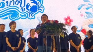 ท.ต.บางปูจัดงาน“วิถีน้ำ วิถีไทย มนต์เสน่ห์บางปู”ส่งท้ายสงกรานต์ เทศบาลตำบลบางปู จ.สมุทรปราการ จัดงานสืบสานประเพณีวัฒนธรรม ภูมิปัญญาท้องถิ่น “วิถีน้ำ วิถีไทย มนต์เสน่ห์บางปู” ร่วมอนุรักษ์มรดกแห่งวัฒนธรรมของชาว “บางปู” ให้กลายเป็นสมบัติอันทรงคุณค่า พร้อมส่งต่อให้เยาวชนคนรุ่นใหม่ เทศบาลตำบลบางปู จังหวัดสมุทรปราการ เมื่อเวลา 19.30น.วันที่ 26 เมษายน 2569 นายธีรพล ชุนเจริญ นายกเทศมนตรีตำบลบางปู พร้อมคณะผู้บริหารเทศบาลร่วมกันเปิดงาน “วิถีน้ำ วิถีไทย มนต์เสน่ห์บางปู” สืบสานประเพณี ภูมิปัญญาท้องถิ่น หนึ่งเดียวในโลก ท่ามกลางทัศนียภาพริมน้ำอันงดงามและความอุดมสมบูรณ์ของระบบนิเวศชายฝั่งบางปู พร้อมโชว์ศักยภาพการก้าวสู่หมุดหมายท่องเที่ยวเตรียมผลักดัน หาดอมรา เป็นแลนด์มาร์คแห่งใหม่ของจังหวัดสมุทรปราการ ณ วงเวียนหาดอมรา ถนนท้ายบ้าน อำเภอเมืองฯ จังหวัดสมุทรปราการ ภายในงานนำเสนอความโดดเด่นของ “บางปู” สถานที่สำคัญของจังหวัดสมุทรปราการและของประเทศไทย ซึ่งมีประวัติความเป็นมายาวนานกว่า 90 ปี ภายใต้แนวคิดหลักที่มี “น้ำ” เป็นจุดเชื่อมความสุข ได้แก่ ศรัทธาแห่งน้ำ ความสนุกแห่งน้ำ และ ภูมิปัญญาแห่งน้ำ ผ่านพิธีกรรมทางศาสนา กิจกรรมนันทนาการ การแสดงความกตัญญูกตเวทิตา การละเล่นพื้นบ้าน การแสดงมหรสพ ซุ้มนิทรรศการ และ การออกร้านค้าชุมชน อาหารท้องถิ่น ของดีบางปู เป็นต้น ปิดท้ายค่ำคืนด้วยคอนเสิร์ตจากศิลปินคุณภาพ Blackhead, ซูเปอร์เตย,บังนัส แอนด์ ฟิวเจอร์แบนด์, และต้นข้าว สุปรียา โดยการจัดการครั้งนี้ถือเป็นครั้งแรก แต่พบว่าได้มีประชาชนหลั่งไหลมาร่วมงานกันอย่างล้นหลาม ถือว่าประสบความสำเร็จเป็นอย่างมาก เมื่อการจัดงานประสบความสำเร็จ ทางเทศบาลตำบลบางปูก็จะพิจารณา ให้เป็นการประเพณีการจัดงานที่สำคัญเป็นประจำทุกปีโดยมีวัฒนธรรมการรดน้ำดำหัวการเล่นน้ำสงกรานต์ให้ชาวบ้านได้สนุกสนานกับวงดนตรีและศิลปินมากมาย หรือที่ชาวบ้านเรียกงานนี้ว่า “งานไหลหาดอมรา”