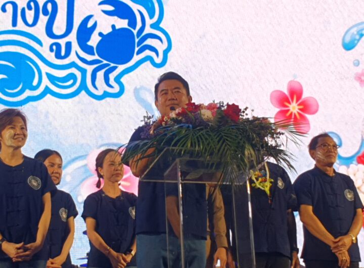 ท.ต.บางปูจัดงาน“วิถีน้ำ วิถีไทย มนต์เสน่ห์บางปู”ส่งท้ายสงกรานต์ เทศบาลตำบลบางปู จ.สมุทรปราการ จัดงานสืบสานประเพณีวัฒนธรรม ภูมิปัญญาท้องถิ่น “วิถีน้ำ วิถีไทย มนต์เสน่ห์บางปู” ร่วมอนุรักษ์มรดกแห่งวัฒนธรรมของชาว “บางปู” ให้กลายเป็นสมบัติอันทรงคุณค่า พร้อมส่งต่อให้เยาวชนคนรุ่นใหม่ เทศบาลตำบลบางปู จังหวัดสมุทรปราการ เมื่อเวลา 19.30น.วันที่ 26 เมษายน 2569 นายธีรพล ชุนเจริญ นายกเทศมนตรีตำบลบางปู พร้อมคณะผู้บริหารเทศบาลร่วมกันเปิดงาน “วิถีน้ำ วิถีไทย มนต์เสน่ห์บางปู” สืบสานประเพณี ภูมิปัญญาท้องถิ่น หนึ่งเดียวในโลก ท่ามกลางทัศนียภาพริมน้ำอันงดงามและความอุดมสมบูรณ์ของระบบนิเวศชายฝั่งบางปู พร้อมโชว์ศักยภาพการก้าวสู่หมุดหมายท่องเที่ยวเตรียมผลักดัน หาดอมรา เป็นแลนด์มาร์คแห่งใหม่ของจังหวัดสมุทรปราการ ณ วงเวียนหาดอมรา ถนนท้ายบ้าน อำเภอเมืองฯ จังหวัดสมุทรปราการ ภายในงานนำเสนอความโดดเด่นของ “บางปู” สถานที่สำคัญของจังหวัดสมุทรปราการและของประเทศไทย ซึ่งมีประวัติความเป็นมายาวนานกว่า 90 ปี ภายใต้แนวคิดหลักที่มี “น้ำ” เป็นจุดเชื่อมความสุข ได้แก่ ศรัทธาแห่งน้ำ ความสนุกแห่งน้ำ และ ภูมิปัญญาแห่งน้ำ ผ่านพิธีกรรมทางศาสนา กิจกรรมนันทนาการ การแสดงความกตัญญูกตเวทิตา การละเล่นพื้นบ้าน การแสดงมหรสพ ซุ้มนิทรรศการ และ การออกร้านค้าชุมชน อาหารท้องถิ่น ของดีบางปู เป็นต้น ปิดท้ายค่ำคืนด้วยคอนเสิร์ตจากศิลปินคุณภาพ Blackhead, ซูเปอร์เตย,บังนัส แอนด์ ฟิวเจอร์แบนด์, และต้นข้าว สุปรียา โดยการจัดการครั้งนี้ถือเป็นครั้งแรก แต่พบว่าได้มีประชาชนหลั่งไหลมาร่วมงานกันอย่างล้นหลาม ถือว่าประสบความสำเร็จเป็นอย่างมาก เมื่อการจัดงานประสบความสำเร็จ ทางเทศบาลตำบลบางปูก็จะพิจารณา ให้เป็นการประเพณีการจัดงานที่สำคัญเป็นประจำทุกปีโดยมีวัฒนธรรมการรดน้ำดำหัวการเล่นน้ำสงกรานต์ให้ชาวบ้านได้สนุกสนานกับวงดนตรีและศิลปินมากมาย หรือที่ชาวบ้านเรียกงานนี้ว่า “งานไหลหาดอมรา”