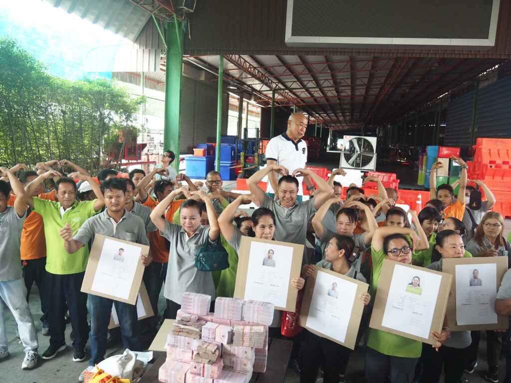 ผู้บริหารบ.โคมอสฯนำเงินสดจ่ายพนักงานทุกคนไม่มีลอยแพ ผู้บริหารบริษัท โคมอส คอร์ปอเรชั่น จำกัด นำเงินสดกว่า 16ล้านบาท นำมาจ่ายให้แก่พนักงานลูกจ้างบริษัท โคมอส คอร์ปอเรชั่น จำกัด ตามที่กฎหมายแรงงานกำหนด หลังหยุดกิจการ ยันไม่มีลอยแพพนักงานลูกจ้างตามที่เป็นข่าวแต่อย่างใด เมื่อ วันที่ 20 เมษายน 2569 ที่บริษัท โคมอส คอร์ปอเรชั่น จำกัด ต.ท้ายบ้าน อ.เมือง จ.สมุทรปราการ นายสุดใจ จิรยาภากร ผู้บริหารบริษัท โคมอส คอร์ปอเรชั่น จำกัด เบิกเงินสดกว่า 16ล้านบาท นำมาจ่ายให้แก่พนักงานลูกจ้างที่เคยทำงานให้กับ บริษัท โคมอส คอร์ปอเรชั่น จำกัด และพร้อมดูแลช่วยเหลือตามที่กฎหมายแรงงานกำหนด โดยยืนยันว่าไม่มีลอยแพพนักงานลูกจ้างตามที่เป็นข่าวแต่อย่างใด สืบเนื่องจาก วันที่ 17 เมษายน ที่ผ่านมา พรรคประชาชน นำโดย นายเซีย จำปาทอง สส.ระบบบัญชีรายชื่อพรรคประชาชน พร้อมด้วย นางสาวพนิดา มงคลสวัสดิ์ สส.พรรคประชาชน เขต 1 จังหวัดสมุทรปราการ พร้อมทั้งคณะเจ้าหน้าที่ นำพนักงานลูกจ้างของบริษัทโคมอส กว่า 20 คน เข้าพบนายศุภมิตร ชิณศรี ผู้ว่าราชการจังหวัดสมุทรปราการ โดยอ้างว่ามาร้องขอความเป็นธรรมให้กับพนักงานลูกจ้างบริษัทโคมอส ต.ท้ายบ้าน สมุทรปราการ ที่ยังไม่ได้รับการดูแลเยียวยา และไม่ได้รับความเป็นธรรม จากการปิดกิจการของนายจ้าง ด้านนาย สุดใจ จิรยาภากร ผู้บริหารบริษัท โคมอส คอร์ปอเรชั่น จำกัด เปิดเผยว่า ทางบริษัทโคมอสได้ปิดกิจการลงแล้วเมื่อวันที่ 11 เมษายน ที่ผ่านมา เนื่องจากได้รับผลกระทบพิษเศรษฐกิจน้ำมันแพงขึ้นอย่างต่อเนื่อง ส่งผลให้มีราคาต้นทุนการผลิตที่สูงขึ้นจึงต้องปิดกิจการลง และวันนี้ตนได้เบิกเงินสดจำนวน กว่า 16 ล้านบาท นำมาจ่ายให้แก่พนักงานลูกจ้างของบริษัท โดยบริษัทมีพนักงานทั้งคนไทยและต่างด้าว กว่า 400 คนวันนี้เป็นชุดที่ 3 และจะทยอยจ่ายเงินให้พนักงานในส่วนที่ยังตกค้างอยู่ให้ครบ ขณะเดียวกันทางบริษัทโคมอสได้มอบอุปกรณ์ ประเภท แบร์ริเออร์ กรวยพลาสติก และเสื้อผ้าแบรนด์เนม มอบให้กับทางมูลนิธิร่วมกุศลสมุทรปราการ เพื่อนำไปใช้ให้เกิดประโยชน์แก่สังคมอย่างสูงสุดต่อไป และในส่วนประเภทเหล็กโครงสร้างที่ไม่ได้ใช้จากการปิดกิจการลง ทางบริษัทก็จะนำไปขายทอดตลาดเป็นเศษเหล็กเพื่อนำเงินมาจ่ายเยียวยาให้แก่พนักงานที่ยังไม่ได้รับเงินจนครบทุกคน