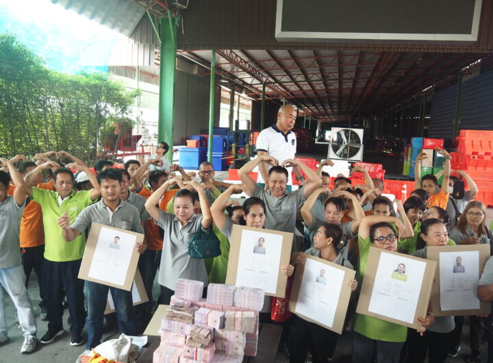 ผู้บริหารบ.โคมอสฯนำเงินสดจ่ายพนักงานทุกคนไม่มีลอยแพ ผู้บริหารบริษัท โคมอส คอร์ปอเรชั่น จำกัด นำเงินสดกว่า 16ล้านบาท นำมาจ่ายให้แก่พนักงานลูกจ้างบริษัท โคมอส คอร์ปอเรชั่น จำกัด ตามที่กฎหมายแรงงานกำหนด หลังหยุดกิจการ ยันไม่มีลอยแพพนักงานลูกจ้างตามที่เป็นข่าวแต่อย่างใด เมื่อ วันที่ 20 เมษายน 2569 ที่บริษัท โคมอส คอร์ปอเรชั่น จำกัด ต.ท้ายบ้าน อ.เมือง จ.สมุทรปราการ นายสุดใจ จิรยาภากร ผู้บริหารบริษัท โคมอส คอร์ปอเรชั่น จำกัด เบิกเงินสดกว่า 16ล้านบาท นำมาจ่ายให้แก่พนักงานลูกจ้างที่เคยทำงานให้กับ บริษัท โคมอส คอร์ปอเรชั่น จำกัด และพร้อมดูแลช่วยเหลือตามที่กฎหมายแรงงานกำหนด โดยยืนยันว่าไม่มีลอยแพพนักงานลูกจ้างตามที่เป็นข่าวแต่อย่างใด สืบเนื่องจาก วันที่ 17 เมษายน ที่ผ่านมา พรรคประชาชน นำโดย นายเซีย จำปาทอง สส.ระบบบัญชีรายชื่อพรรคประชาชน พร้อมด้วย นางสาวพนิดา มงคลสวัสดิ์ สส.พรรคประชาชน เขต 1 จังหวัดสมุทรปราการ พร้อมทั้งคณะเจ้าหน้าที่ นำพนักงานลูกจ้างของบริษัทโคมอส กว่า 20 คน เข้าพบนายศุภมิตร ชิณศรี ผู้ว่าราชการจังหวัดสมุทรปราการ โดยอ้างว่ามาร้องขอความเป็นธรรมให้กับพนักงานลูกจ้างบริษัทโคมอส ต.ท้ายบ้าน สมุทรปราการ ที่ยังไม่ได้รับการดูแลเยียวยา และไม่ได้รับความเป็นธรรม จากการปิดกิจการของนายจ้าง ด้านนาย สุดใจ จิรยาภากร ผู้บริหารบริษัท โคมอส คอร์ปอเรชั่น จำกัด เปิดเผยว่า ทางบริษัทโคมอสได้ปิดกิจการลงแล้วเมื่อวันที่ 11 เมษายน ที่ผ่านมา เนื่องจากได้รับผลกระทบพิษเศรษฐกิจน้ำมันแพงขึ้นอย่างต่อเนื่อง ส่งผลให้มีราคาต้นทุนการผลิตที่สูงขึ้นจึงต้องปิดกิจการลง และวันนี้ตนได้เบิกเงินสดจำนวน กว่า 16 ล้านบาท นำมาจ่ายให้แก่พนักงานลูกจ้างของบริษัท โดยบริษัทมีพนักงานทั้งคนไทยและต่างด้าว กว่า 400 คนวันนี้เป็นชุดที่ 3 และจะทยอยจ่ายเงินให้พนักงานในส่วนที่ยังตกค้างอยู่ให้ครบ ขณะเดียวกันทางบริษัทโคมอสได้มอบอุปกรณ์ ประเภท แบร์ริเออร์ กรวยพลาสติก และเสื้อผ้าแบรนด์เนม มอบให้กับทางมูลนิธิร่วมกุศลสมุทรปราการ เพื่อนำไปใช้ให้เกิดประโยชน์แก่สังคมอย่างสูงสุดต่อไป และในส่วนประเภทเหล็กโครงสร้างที่ไม่ได้ใช้จากการปิดกิจการลง ทางบริษัทก็จะนำไปขายทอดตลาดเป็นเศษเหล็กเพื่อนำเงินมาจ่ายเยียวยาให้แก่พนักงานที่ยังไม่ได้รับเงินจนครบทุกคน