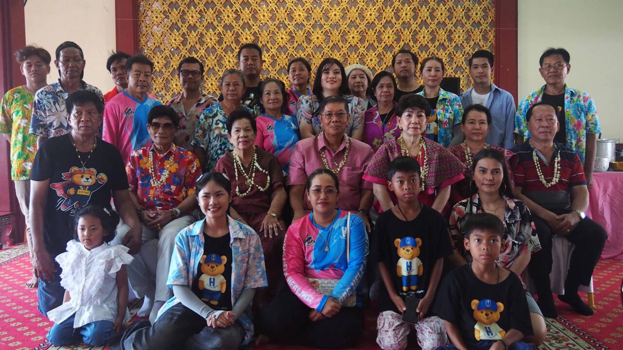 ครอบครัว “พาณิชย์พิศาล“ร่วม สืบสานประเพณีสงกรานต์ วันที่ 17 เมษายน 2569 ณ วัดมหาวงษ์ ปากน้ำ ต.ปากน้ำ อ.เมือง จ.สมุทรปราการ ครอบครัว “พาณิชย์พิศาล” นำโดย นายอัครนันท์ พร้อมด้วย นางธัญยธรณ์ พาณิชย์พิศาล ประธานที่ปรึกษากิตติมศักดิ์ ชมรมโฮปสะพานบุญแห่งความหวังและศรัทธา จ.สมุทรปราการ ดร.ปิยนุช พาณิชย์พิศาล ประธานชมรมโฮปสะพานบุญแห่งความหวังและศรัทธา จ.สมุทรปราการ และแขกผู้มีเกียรติได้ ร่วม สักการะขอพรองค์ท้าวเวสสุวรรณ สรงน้ำพระภิกษุสงฆ์ วัดมหาวงษ์ เนื่องในเทศกาลวันสงกรานต์ ประจำปี 2569 นำโดย พระปลัดสราวุธ โรจนธมฺโม (พระอาจารย์แดง) เจ้าอาวาสวัดมหาวงษ์ ปากน้ำ พระยุทธนา ภททญาโณ (พระอาจารย์ตุ๋ย) ผู้ช่วยเจ้าอาวาสวัดมหาวงษ์ พร้อมทั้งคณะสงฆ์วัดมหาวงษ์ เนื่องในเทศกาลวันสงกรานต์ และร่วมกันถวายภัตตาหารเพลแด่คณะสงฆ์วัดมหาวงษ์ เพื่อความสิริมงคลเนื่องในเทศกาลวันสงกรานต์ หลังจากนั้นประชาชน เจ้าหน้าที่ชมรมโฮปฯ คณะกรรมการวัด และสื่อมวลชน ได้ร่วมรดน้ำขอพร นายอัครนันท์ -นางธัญยธรณ์ พาณิชย์พิศาล นายธนิตพงษ์ นางทิพย์ประภา วรัณวงศ์เจริญ และครอบครัวกระแชงขาว โดยดร.ปิยนุช พาณิชย์พิศาล ได้รดน้ำขอพรเป็นคนแรก บรรยากาศเต็มไปด้วยความครึกครื้นและรอยยิ้มแห่งความสุข