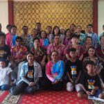 ครอบครัว “พาณิชย์พิศาล“ร่วม สืบสานประเพณีสงกรานต์ วันที่ 17 เมษายน 2569 ณ วัดมหาวงษ์ ปากน้ำ ต.ปากน้ำ อ.เมือง จ.สมุทรปราการ ครอบครัว “พาณิชย์พิศาล” นำโดย นายอัครนันท์ พร้อมด้วย นางธัญยธรณ์ พาณิชย์พิศาล ประธานที่ปรึกษากิตติมศักดิ์ ชมรมโฮปสะพานบุญแห่งความหวังและศรัทธา จ.สมุทรปราการ ดร.ปิยนุช พาณิชย์พิศาล ประธานชมรมโฮปสะพานบุญแห่งความหวังและศรัทธา จ.สมุทรปราการ และแขกผู้มีเกียรติได้ ร่วม สักการะขอพรองค์ท้าวเวสสุวรรณ สรงน้ำพระภิกษุสงฆ์ วัดมหาวงษ์ เนื่องในเทศกาลวันสงกรานต์ ประจำปี 2569 นำโดย พระปลัดสราวุธ โรจนธมฺโม (พระอาจารย์แดง) เจ้าอาวาสวัดมหาวงษ์ ปากน้ำ พระยุทธนา ภททญาโณ (พระอาจารย์ตุ๋ย) ผู้ช่วยเจ้าอาวาสวัดมหาวงษ์ พร้อมทั้งคณะสงฆ์วัดมหาวงษ์ เนื่องในเทศกาลวันสงกรานต์ และร่วมกันถวายภัตตาหารเพลแด่คณะสงฆ์วัดมหาวงษ์ เพื่อความสิริมงคลเนื่องในเทศกาลวันสงกรานต์ หลังจากนั้นประชาชน เจ้าหน้าที่ชมรมโฮปฯ คณะกรรมการวัด และสื่อมวลชน ได้ร่วมรดน้ำขอพร นายอัครนันท์ -นางธัญยธรณ์ พาณิชย์พิศาล นายธนิตพงษ์ นางทิพย์ประภา วรัณวงศ์เจริญ และครอบครัวกระแชงขาว โดยดร.ปิยนุช พาณิชย์พิศาล ได้รดน้ำขอพรเป็นคนแรก บรรยากาศเต็มไปด้วยความครึกครื้นและรอยยิ้มแห่งความสุข