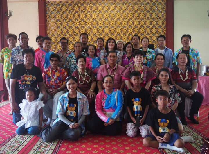 ครอบครัว “พาณิชย์พิศาล“ร่วม สืบสานประเพณีสงกรานต์ วันที่ 17 เมษายน 2569 ณ วัดมหาวงษ์ ปากน้ำ ต.ปากน้ำ อ.เมือง จ.สมุทรปราการ ครอบครัว “พาณิชย์พิศาล” นำโดย นายอัครนันท์ พร้อมด้วย นางธัญยธรณ์ พาณิชย์พิศาล ประธานที่ปรึกษากิตติมศักดิ์ ชมรมโฮปสะพานบุญแห่งความหวังและศรัทธา จ.สมุทรปราการ ดร.ปิยนุช พาณิชย์พิศาล ประธานชมรมโฮปสะพานบุญแห่งความหวังและศรัทธา จ.สมุทรปราการ และแขกผู้มีเกียรติได้ ร่วม สักการะขอพรองค์ท้าวเวสสุวรรณ สรงน้ำพระภิกษุสงฆ์ วัดมหาวงษ์ เนื่องในเทศกาลวันสงกรานต์ ประจำปี 2569 นำโดย พระปลัดสราวุธ โรจนธมฺโม (พระอาจารย์แดง) เจ้าอาวาสวัดมหาวงษ์ ปากน้ำ พระยุทธนา ภททญาโณ (พระอาจารย์ตุ๋ย) ผู้ช่วยเจ้าอาวาสวัดมหาวงษ์ พร้อมทั้งคณะสงฆ์วัดมหาวงษ์ เนื่องในเทศกาลวันสงกรานต์ และร่วมกันถวายภัตตาหารเพลแด่คณะสงฆ์วัดมหาวงษ์ เพื่อความสิริมงคลเนื่องในเทศกาลวันสงกรานต์ หลังจากนั้นประชาชน เจ้าหน้าที่ชมรมโฮปฯ คณะกรรมการวัด และสื่อมวลชน ได้ร่วมรดน้ำขอพร นายอัครนันท์ -นางธัญยธรณ์ พาณิชย์พิศาล นายธนิตพงษ์ นางทิพย์ประภา วรัณวงศ์เจริญ และครอบครัวกระแชงขาว โดยดร.ปิยนุช พาณิชย์พิศาล ได้รดน้ำขอพรเป็นคนแรก บรรยากาศเต็มไปด้วยความครึกครื้นและรอยยิ้มแห่งความสุข