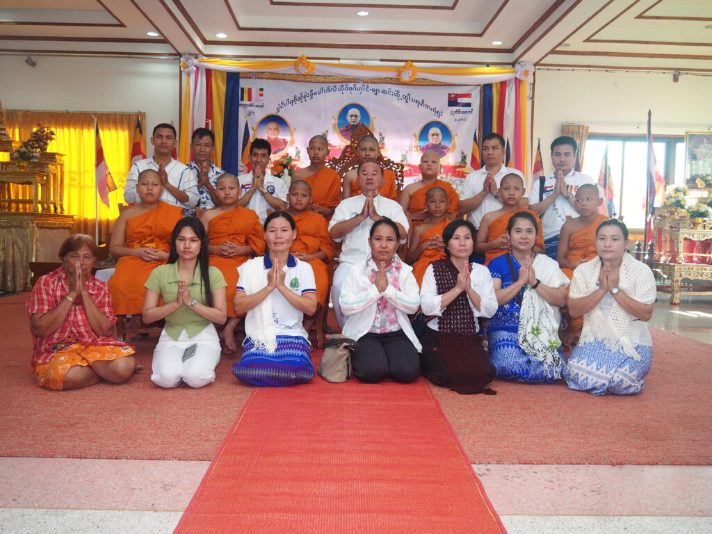 ซินแซ ธีรพัตฌ์ เป็นประธานในพิธีบรรพชาสามเณร ซินแซ ธีรพัตฌ์ เป็นประธานในพิธีบรรพชาสามเณร โครงการปฏิบัติธรรมกลุ่มชาติพันธุ์พี่น้องชาวกะเหรี่ยงและชาวพุทธ ณ ศูนย์อบรมจริยธรรมเยาวชนวัดชัยมงคล รุ่นที่ 1 ที่ศูนย์อบรมจริยธรรมเยาวชนวัดชัยมงคล ตำบลปากน้ำ อำเภอเมือง จังหวัดสมุทรปราการ ซินแซ ธีรพัตฌ์ เตชไชยพัตน์ (อาจารย์ใหญ่) ประธานและผู้ก่อตั้งศาลเจ้านาจาซาไท้จื้อ ปากน้ำ และประธานไข่ หัวหน้ากลุ่มชาติพันธุ์พี่น้องชาวกะเหรี่ยง ร่วมกันเป็นประธานฝ่ายฆราวาสในพิธีบรรพชาสามเณร 10 รูป ภายใต้โครงการปฏิบัติธรรมกลุ่มชาติพันธุ์พี่น้องชาวกะเหรี่ยง และชาวพุทธ ณ ศูนย์อบรมจริยธรรมเยาวชนวัดชัยมงคล รุ่นที่ 1 โดยได้รับความเมตตาจาก พระครูภาวนาสมณคุณ เจ้าอาวาสวัดชัยมงคล เจ้าคณะอำเภอเมืองสมุทรปราการ เป็นพระอุปัชฌาย์ และพระมหาบุญสม อาจินปุญโญ หัวหน้าพระวิทยากรศูนย์อบรมจริยธรรมเยาวชนวัดชัยมงคล เป็นประธานดำเนินการ โดยสามเณร ทั้ง 10 รูป จะปฏิบัติธรรมร่วมกับกลุ่มชาติพันธุ์พี่น้องชาวกะเหรี่ยง ที่ถือศีล 8 จำนวน 300 คน มาปฏิบัติธรรมรวม จำนวน 5 วัน โดยโครงการดังกล่าว จะจัดขึ้นทุกๆ ปีในช่วงวันปีใหม่ไทย หรือเทศกาลวันสงกรานต์ โดยรุ่นนี้เป็นรุ่นแรก และได้รับความเมตตาจาก พระอาจารย์วิสาระ พระอาจารย์เรวาด่ะ เจ้าอาวาส วัดในรัฐหนึ่งทางตะวันออกเฉียงใต้ของประเทศพม่า พระสายวิปัสสนากรรมฐาน ที่กลุ่มชาติพันธุ์พี่น้องชาวกะเหรี่ยง เคารพนับถือเดินทางมา อบรมนั่งกรรมฐาน โดยการบวชในครั้งนี้จะเน้นในเรื่องการเคร่งปฏิบัติกรรมฐาน การเดินจงกรม เพื่อให้สามเณรได้รับประโยชน์จากการบวชสามเณรได้อย่างเต็มที่