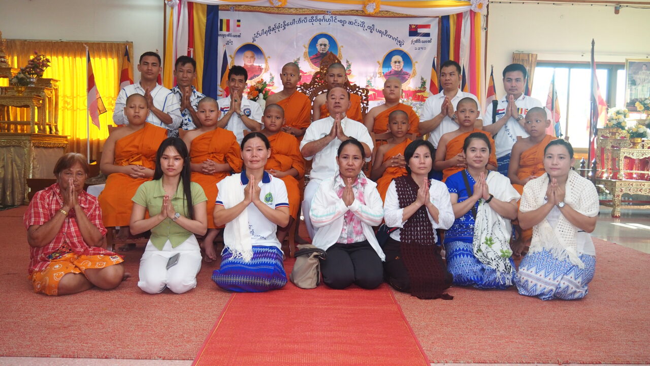 ซินแซ ธีรพัตฌ์ เป็นประธานในพิธีบรรพชาสามเณร ซินแซ ธีรพัตฌ์ เป็นประธานในพิธีบรรพชาสามเณร โครงการปฏิบัติธรรมกลุ่มชาติพันธุ์พี่น้องชาวกะเหรี่ยงและชาวพุทธ ณ ศูนย์อบรมจริยธรรมเยาวชนวัดชัยมงคล รุ่นที่ 1 ที่ศูนย์อบรมจริยธรรมเยาวชนวัดชัยมงคล ตำบลปากน้ำ อำเภอเมือง จังหวัดสมุทรปราการ ซินแซ ธีรพัตฌ์ เตชไชยพัตน์ (อาจารย์ใหญ่) ประธานและผู้ก่อตั้งศาลเจ้านาจาซาไท้จื้อ ปากน้ำ และประธานไข่ หัวหน้ากลุ่มชาติพันธุ์พี่น้องชาวกะเหรี่ยง ร่วมกันเป็นประธานฝ่ายฆราวาสในพิธีบรรพชาสามเณร 10 รูป ภายใต้โครงการปฏิบัติธรรมกลุ่มชาติพันธุ์พี่น้องชาวกะเหรี่ยง และชาวพุทธ ณ ศูนย์อบรมจริยธรรมเยาวชนวัดชัยมงคล รุ่นที่ 1 โดยได้รับความเมตตาจาก พระครูภาวนาสมณคุณ เจ้าอาวาสวัดชัยมงคล เจ้าคณะอำเภอเมืองสมุทรปราการ เป็นพระอุปัชฌาย์ และพระมหาบุญสม อาจินปุญโญ หัวหน้าพระวิทยากรศูนย์อบรมจริยธรรมเยาวชนวัดชัยมงคล เป็นประธานดำเนินการ โดยสามเณร ทั้ง 10 รูป จะปฏิบัติธรรมร่วมกับกลุ่มชาติพันธุ์พี่น้องชาวกะเหรี่ยง ที่ถือศีล 8 จำนวน 300 คน มาปฏิบัติธรรมรวม จำนวน 5 วัน โดยโครงการดังกล่าว จะจัดขึ้นทุกๆ ปีในช่วงวันปีใหม่ไทย หรือเทศกาลวันสงกรานต์ โดยรุ่นนี้เป็นรุ่นแรก และได้รับความเมตตาจาก พระอาจารย์วิสาระ พระอาจารย์เรวาด่ะ เจ้าอาวาส วัดในรัฐหนึ่งทางตะวันออกเฉียงใต้ของประเทศพม่า พระสายวิปัสสนากรรมฐาน ที่กลุ่มชาติพันธุ์พี่น้องชาวกะเหรี่ยง เคารพนับถือเดินทางมา อบรมนั่งกรรมฐาน โดยการบวชในครั้งนี้จะเน้นในเรื่องการเคร่งปฏิบัติกรรมฐาน การเดินจงกรม เพื่อให้สามเณรได้รับประโยชน์จากการบวชสามเณรได้อย่างเต็มที่