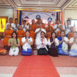 ซินแซ ธีรพัตฌ์ เป็นประธานในพิธีบรรพชาสามเณร ซินแซ ธีรพัตฌ์ เป็นประธานในพิธีบรรพชาสามเณร โครงการปฏิบัติธรรมกลุ่มชาติพันธุ์พี่น้องชาวกะเหรี่ยงและชาวพุทธ ณ ศูนย์อบรมจริยธรรมเยาวชนวัดชัยมงคล รุ่นที่ 1 ที่ศูนย์อบรมจริยธรรมเยาวชนวัดชัยมงคล ตำบลปากน้ำ อำเภอเมือง จังหวัดสมุทรปราการ ซินแซ ธีรพัตฌ์ เตชไชยพัตน์ (อาจารย์ใหญ่) ประธานและผู้ก่อตั้งศาลเจ้านาจาซาไท้จื้อ ปากน้ำ และประธานไข่ หัวหน้ากลุ่มชาติพันธุ์พี่น้องชาวกะเหรี่ยง ร่วมกันเป็นประธานฝ่ายฆราวาสในพิธีบรรพชาสามเณร 10 รูป ภายใต้โครงการปฏิบัติธรรมกลุ่มชาติพันธุ์พี่น้องชาวกะเหรี่ยง และชาวพุทธ ณ ศูนย์อบรมจริยธรรมเยาวชนวัดชัยมงคล รุ่นที่ 1 โดยได้รับความเมตตาจาก พระครูภาวนาสมณคุณ เจ้าอาวาสวัดชัยมงคล เจ้าคณะอำเภอเมืองสมุทรปราการ เป็นพระอุปัชฌาย์ และพระมหาบุญสม อาจินปุญโญ หัวหน้าพระวิทยากรศูนย์อบรมจริยธรรมเยาวชนวัดชัยมงคล เป็นประธานดำเนินการ โดยสามเณร ทั้ง 10 รูป จะปฏิบัติธรรมร่วมกับกลุ่มชาติพันธุ์พี่น้องชาวกะเหรี่ยง ที่ถือศีล 8 จำนวน 300 คน มาปฏิบัติธรรมรวม จำนวน 5 วัน โดยโครงการดังกล่าว จะจัดขึ้นทุกๆ ปีในช่วงวันปีใหม่ไทย หรือเทศกาลวันสงกรานต์ โดยรุ่นนี้เป็นรุ่นแรก และได้รับความเมตตาจาก พระอาจารย์วิสาระ พระอาจารย์เรวาด่ะ เจ้าอาวาส วัดในรัฐหนึ่งทางตะวันออกเฉียงใต้ของประเทศพม่า พระสายวิปัสสนากรรมฐาน ที่กลุ่มชาติพันธุ์พี่น้องชาวกะเหรี่ยง เคารพนับถือเดินทางมา อบรมนั่งกรรมฐาน โดยการบวชในครั้งนี้จะเน้นในเรื่องการเคร่งปฏิบัติกรรมฐาน การเดินจงกรม เพื่อให้สามเณรได้รับประโยชน์จากการบวชสามเณรได้อย่างเต็มที่