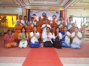 ซินแซ ธีรพัตฌ์ เป็นประธานในพิธีบรรพชาสามเณร ซินแซ ธีรพัตฌ์ เป็นประธานในพิธีบรรพชาสามเณร โครงการปฏิบัติธรรมกลุ่มชาติพันธุ์พี่น้องชาวกะเหรี่ยงและชาวพุทธ ณ ศูนย์อบรมจริยธรรมเยาวชนวัดชัยมงคล รุ่นที่ 1 ที่ศูนย์อบรมจริยธรรมเยาวชนวัดชัยมงคล ตำบลปากน้ำ อำเภอเมือง จังหวัดสมุทรปราการ ซินแซ ธีรพัตฌ์ เตชไชยพัตน์ (อาจารย์ใหญ่) ประธานและผู้ก่อตั้งศาลเจ้านาจาซาไท้จื้อ ปากน้ำ และประธานไข่ หัวหน้ากลุ่มชาติพันธุ์พี่น้องชาวกะเหรี่ยง ร่วมกันเป็นประธานฝ่ายฆราวาสในพิธีบรรพชาสามเณร 10 รูป ภายใต้โครงการปฏิบัติธรรมกลุ่มชาติพันธุ์พี่น้องชาวกะเหรี่ยง และชาวพุทธ ณ ศูนย์อบรมจริยธรรมเยาวชนวัดชัยมงคล รุ่นที่ 1 โดยได้รับความเมตตาจาก พระครูภาวนาสมณคุณ เจ้าอาวาสวัดชัยมงคล เจ้าคณะอำเภอเมืองสมุทรปราการ เป็นพระอุปัชฌาย์ และพระมหาบุญสม อาจินปุญโญ หัวหน้าพระวิทยากรศูนย์อบรมจริยธรรมเยาวชนวัดชัยมงคล เป็นประธานดำเนินการ โดยสามเณร ทั้ง 10 รูป จะปฏิบัติธรรมร่วมกับกลุ่มชาติพันธุ์พี่น้องชาวกะเหรี่ยง ที่ถือศีล 8 จำนวน 300 คน มาปฏิบัติธรรมรวม จำนวน 5 วัน โดยโครงการดังกล่าว จะจัดขึ้นทุกๆ ปีในช่วงวันปีใหม่ไทย หรือเทศกาลวันสงกรานต์ โดยรุ่นนี้เป็นรุ่นแรก และได้รับความเมตตาจาก พระอาจารย์วิสาระ พระอาจารย์เรวาด่ะ เจ้าอาวาส วัดในรัฐหนึ่งทางตะวันออกเฉียงใต้ของประเทศพม่า พระสายวิปัสสนากรรมฐาน ที่กลุ่มชาติพันธุ์พี่น้องชาวกะเหรี่ยง เคารพนับถือเดินทางมา อบรมนั่งกรรมฐาน โดยการบวชในครั้งนี้จะเน้นในเรื่องการเคร่งปฏิบัติกรรมฐาน การเดินจงกรม เพื่อให้สามเณรได้รับประโยชน์จากการบวชสามเณรได้อย่างเต็มที่