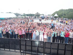 ท.ต.บางปูจัดกิจกรรม“วิถีน้ำ วิถีไทย มนต์เสน่ห์บางปู”ชวนแต่งกายสไตล์”สไบยีนส์” นายธีรพล ชุนเจริญ นายกเทศมนตรีตำบลบางปู พร้อม คุณศิริพร ยงค์สงวนชัย ภรรยา และ นายเมธัส แปลกพงษ์ศิริ รองนายกเทศมนตรี รวมทั้ง คณะผู้บริหาร ข้าราชการ เทศบาลตำบลบางปูร่วมจัดงาน ภายในงานมีการแสดงรำวงย้อนยุค การแสดงลีลาศผู้สูงอายุ การสาธิตการทำอาหาร จากเชฟจากัวร์ การแสดง หมากรุกคน และมีผู้สูงอายุร่วมพิธีรดน้ำดำหัวประมาณ600คน โดยชักชวนผู้ร่วมงานแต่งกายชุดไทยสไตล์ "สไบยีนส์" มาเดินชิลล์ดูนิทรรศการ เทศบาลตำบลบางปู จัดงานใหญ่ ขนทัพศิลปินดัง-เชฟร้อยล้าน ชวนแต่งไทยร่วมสมัยแบบสไบยีนส์ โดยนายธีรพล ชุนเจริญนายกเทศมนตรีตำบลบางปู เป็นประธานเปิดงาน พร้อมกับคณะผู้บริหาร ข้าราชการ ในงาน “วิถีน้ำ วิถีไทย มนต์เสน่ห์บางปู” ยกระดับภูมิปัญญาไทยสู่สากล พร้อมชมคอนเสิร์ตศิลปินดัง 25-26 เมษายนนี้ การจัดงาน สืบสานประเพณีวัฒนธรรม ภูมิปัญญาท้องถิ่น "วิถีน้ำ วิถีไทย มนต์เสน่ห์บางปูได้จัดขึ้นอย่างยิ่งใหญ่ในวันที่ 25 - 26 เมษายน 2569 ตั้งแต่เวลา 14.00 – 22.00 น. โดยมีวัตถุประสงค์เพื่อรื้อฟื้นและส่งเสริมมรดกทางวัฒนธรรมที่กำลังเลือนหายไป พร้อมสร้างความภาคภูมิใจในรากเหง้าของท้องถิ่นให้แก่เยาวชนรุ่นหลัง นายกเทศมนตรี กล่าวว่า งานนี้เป็นการรวมตัวของภูมิปัญญาที่ทรงคุณค่า ทั้งด้านอาหาร การละเล่น และพิธีกรรมที่แสดงถึงความกตัญญูต่อสายน้ำ ไฮไลต์สำคัญคือการยกระดับวัตถุดิบพื้นบ้านอย่าง กะปิ น้ำปลา และปลาแห้งบางปู โดย เชฟจากัวร์ ผู้ชนะเลิศสุดยอดข้าวแกงไทยสู่สากล 2025 ที่จะมาสาธิตการปรุงอาหารเมนูฟิวชั่นจากวัตถุดิบท้องถิ่น นอกจากนี้ ในวันที่ 26 เมษายน 2569 ผู้เข้าชมงานจะได้สัมผัสนิทรรศการย้อนรอยความรุ่งโรจน์ของบางปูในยุค 2493 และเพลิดเพลินกับร้านค้าของดีเมืองบางปูกว่า 50 ร้าน ปิดท้ายค่ำคืนด้วยคอนเสิร์ตจากศิลปินคุณภาพ Blackhead, ซูเปอร์เตย,บังนัส แอนด์ ฟิวเจอร์แบนด์, และต้นข้าว สุปรียา เทศบาลตำบลบางปู จังหวัดสมุทรปราการ ขอเชิญทุกท่านมาย้อนรอยเสน่ห์แห่งกาลเวลาในงาน สืบสานประเพณีวัฒนธรรม ภูมิปัญญาท้องถิ่น "วิถีน้ำ วิถีไทย มนต์เสน่ห์บางปู" พร้อมช้อปชิมของดีจากร้านค้าชื่อดังกว่า 50 ร้าน และสนุกสุดเหวี่ยงกับคอนเสิร์ตจากศิลปินระดับตำนาน อาทิ ไท ธนาวุฒิ, Blackhead, บังนัส แอนด์ ฟิวเจอร์แบนด์, และต้นข้าว สุปรียาส่วน วันอาทิตย์ที่ 26 เม.ย.: ปิดท้ายวันด้วยกิจกรรมเล่นน้ำสุดมันส์ตลอดวัน