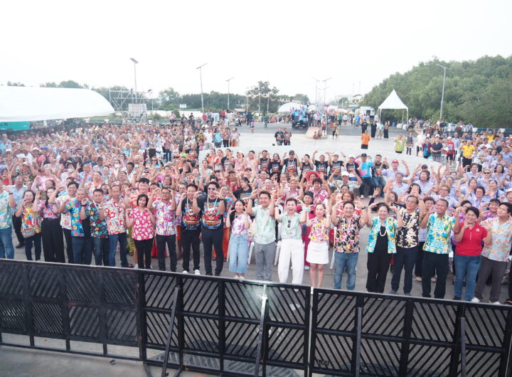 ท.ต.บางปูจัดกิจกรรม“วิถีน้ำ วิถีไทย มนต์เสน่ห์บางปู”ชวนแต่งกายสไตล์”สไบยีนส์” นายธีรพล ชุนเจริญ นายกเทศมนตรีตำบลบางปู พร้อม คุณศิริพร ยงค์สงวนชัย ภรรยา และ นายเมธัส แปลกพงษ์ศิริ รองนายกเทศมนตรี รวมทั้ง คณะผู้บริหาร ข้าราชการ เทศบาลตำบลบางปูร่วมจัดงาน ภายในงานมีการแสดงรำวงย้อนยุค การแสดงลีลาศผู้สูงอายุ การสาธิตการทำอาหาร จากเชฟจากัวร์ การแสดง หมากรุกคน และมีผู้สูงอายุร่วมพิธีรดน้ำดำหัวประมาณ600คน โดยชักชวนผู้ร่วมงานแต่งกายชุดไทยสไตล์ "สไบยีนส์" มาเดินชิลล์ดูนิทรรศการ เทศบาลตำบลบางปู จัดงานใหญ่ ขนทัพศิลปินดัง-เชฟร้อยล้าน ชวนแต่งไทยร่วมสมัยแบบสไบยีนส์ โดยนายธีรพล ชุนเจริญนายกเทศมนตรีตำบลบางปู เป็นประธานเปิดงาน พร้อมกับคณะผู้บริหาร ข้าราชการ ในงาน “วิถีน้ำ วิถีไทย มนต์เสน่ห์บางปู” ยกระดับภูมิปัญญาไทยสู่สากล พร้อมชมคอนเสิร์ตศิลปินดัง 25-26 เมษายนนี้ การจัดงาน สืบสานประเพณีวัฒนธรรม ภูมิปัญญาท้องถิ่น "วิถีน้ำ วิถีไทย มนต์เสน่ห์บางปูได้จัดขึ้นอย่างยิ่งใหญ่ในวันที่ 25 - 26 เมษายน 2569 ตั้งแต่เวลา 14.00 – 22.00 น. โดยมีวัตถุประสงค์เพื่อรื้อฟื้นและส่งเสริมมรดกทางวัฒนธรรมที่กำลังเลือนหายไป พร้อมสร้างความภาคภูมิใจในรากเหง้าของท้องถิ่นให้แก่เยาวชนรุ่นหลัง นายกเทศมนตรี กล่าวว่า งานนี้เป็นการรวมตัวของภูมิปัญญาที่ทรงคุณค่า ทั้งด้านอาหาร การละเล่น และพิธีกรรมที่แสดงถึงความกตัญญูต่อสายน้ำ ไฮไลต์สำคัญคือการยกระดับวัตถุดิบพื้นบ้านอย่าง กะปิ น้ำปลา และปลาแห้งบางปู โดย เชฟจากัวร์ ผู้ชนะเลิศสุดยอดข้าวแกงไทยสู่สากล 2025 ที่จะมาสาธิตการปรุงอาหารเมนูฟิวชั่นจากวัตถุดิบท้องถิ่น นอกจากนี้ ในวันที่ 26 เมษายน 2569 ผู้เข้าชมงานจะได้สัมผัสนิทรรศการย้อนรอยความรุ่งโรจน์ของบางปูในยุค 2493 และเพลิดเพลินกับร้านค้าของดีเมืองบางปูกว่า 50 ร้าน ปิดท้ายค่ำคืนด้วยคอนเสิร์ตจากศิลปินคุณภาพ Blackhead, ซูเปอร์เตย,บังนัส แอนด์ ฟิวเจอร์แบนด์, และต้นข้าว สุปรียา เทศบาลตำบลบางปู จังหวัดสมุทรปราการ ขอเชิญทุกท่านมาย้อนรอยเสน่ห์แห่งกาลเวลาในงาน สืบสานประเพณีวัฒนธรรม ภูมิปัญญาท้องถิ่น "วิถีน้ำ วิถีไทย มนต์เสน่ห์บางปู" พร้อมช้อปชิมของดีจากร้านค้าชื่อดังกว่า 50 ร้าน และสนุกสุดเหวี่ยงกับคอนเสิร์ตจากศิลปินระดับตำนาน อาทิ ไท ธนาวุฒิ, Blackhead, บังนัส แอนด์ ฟิวเจอร์แบนด์, และต้นข้าว สุปรียาส่วน วันอาทิตย์ที่ 26 เม.ย.: ปิดท้ายวันด้วยกิจกรรมเล่นน้ำสุดมันส์ตลอดวัน