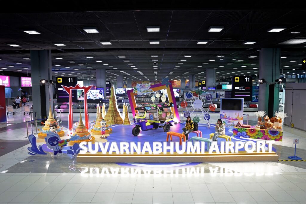 ท่าอากาศยานสุวรรณภูมิ (ทสภ.) จัดกิจกรรมต้อนรับเทศกาลสงกรานต์ ประจำปี 2569 ตั้งแต่วันนี้ - 20 เมษายน 2569 ภายใต้แนวคิด “Amazing Songkran Festival 2026” โดยเนรมิตพื้นที่ภายในอาคารผู้โดยสารให้เป็นจุดถ่ายภาพ (Photo Landmark) และพื้นที่จัดกิจกรรม เพื่อสร้างบรรยากาศแห่งความสนุกสนานรวมถึงการต้อนรับนักเดินทาง จากทั่วโลกในช่วงเทศกาลสงกรานต์และถ่ายทอดเอกลักษณ์ความเป็นไทย ให้แก่นักเดินทางจากทั่วโลก สำหรับการตกแต่ง ทสภ. ได้จัดจุดถ่ายภาพหลักบริเวณโถงสายพานรับกระเป๋าที่ 11 และ 12 ผู้โดยสารขาเข้าระหว่างประเทศ โดยออกแบบ แลนด์มาร์กสะท้อนอัตลักษณ์ความเป็นไทย อาทิ เสาชิงช้า พระปรางค์วัดอรุณราชวราราม และรถตุ๊กตุ๊ก เพื่อสร้างความประทับใจตั้งแต่ก้าวแรกที่เดินทางมาถึงประเทศไทย รวมถึงเป็นจุดเช็กอินแรกของการเดินทาง อีกทั้งได้อัญเชิญพระพุทธรูป มาประดิษฐานให้ผู้โดยสารได้สรงน้ำพระ เพื่อความเป็นสิริมงคล บริเวณริมกระจกระหว่างประตู 4 - 5 ห้องโถงผู้โดยสาร ขาออก ชั้น 4 อาคารผู้โดยสาร ทสภ. นอกจากนี้ในช่วงเทศกาลสงกรานต์ ทสภ. ได้จัดกิจกรรมและการแสดงเพื่อมอบความสุขให้กับผู้โดยสาร โดยในวันที่ 10 เมษายน 2569 มีการแสดงหุ่นละครเล็กและกลองยาว พร้อมแจกของที่ระลึก ณ บริเวณชั้น 2 ห้องโถงผู้โดยสารขาเข้าภายในประเทศและระหว่างประเทศ และบริเวณอาคารเทียบเครื่องบินรองหลังที่ 1 (SAT-1) ในระหว่างวันที่ 13 - 15 เมษายน 2569 ทสภ. จัดกิจกรรมเชิงวัฒนธรรมไทยพร้อมจุดถ่ายภาพ ณ อาคารเทียบเครื่องบิน D ทั้งฝั่งตะวันออกและฝั่งตะวันตก ชั้น 4 ผู้โดยสารขาออกระหว่างประเทศ อาทิ การนวดแผนไทย การทำยาดมสมุนไพร การจัดทำถุงเครื่องหอมบุหงาแห้ง การร้อยพวงมาลัยคล้องคอ และกิจกรรมสอนทำว่าวใบไม้ เพื่อให้ผู้โดยสารได้มีส่วนร่วมอย่างใกล้ชิด พร้อมทั้งส่งเสริม Soft Power ไทยสู่สายตานานาชาติ ทั้งนี้ในวันที่ 13 เมษายน 2569 ทสภ. ได้จัดการแสดงพิเศษดนตรีไทย บริเวณชั้น 2 โถงผู้โดยสารขาเข้าระหว่างประเทศ ระหว่างสายพานรับกระเป๋าหมายเลข 11 - 12 ทสภ. จัดกิจกรรมเพื่อยกระดับประสบการณ์ผู้โดยสาร (Passenger Experience) สร้างความประทับใจ ตั้งแต่ก้าวแรกที่เดินทางถึงประเทศไทย พร้อมตอกย้ำภาพลักษณ์ประเทศในฐานะจุดหมายปลายทางด้านการท่องเที่ยว และวัฒนธรรมระดับโลก