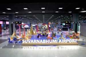 ท่าอากาศยานสุวรรณภูมิ (ทสภ.) จัดกิจกรรมต้อนรับเทศกาลสงกรานต์ ประจำปี 2569 ตั้งแต่วันนี้ - 20 เมษายน 2569 ภายใต้แนวคิด “Amazing Songkran Festival 2026” โดยเนรมิตพื้นที่ภายในอาคารผู้โดยสารให้เป็นจุดถ่ายภาพ (Photo Landmark) และพื้นที่จัดกิจกรรม เพื่อสร้างบรรยากาศแห่งความสนุกสนานรวมถึงการต้อนรับนักเดินทาง จากทั่วโลกในช่วงเทศกาลสงกรานต์และถ่ายทอดเอกลักษณ์ความเป็นไทย ให้แก่นักเดินทางจากทั่วโลก สำหรับการตกแต่ง ทสภ. ได้จัดจุดถ่ายภาพหลักบริเวณโถงสายพานรับกระเป๋าที่ 11 และ 12 ผู้โดยสารขาเข้าระหว่างประเทศ โดยออกแบบ แลนด์มาร์กสะท้อนอัตลักษณ์ความเป็นไทย อาทิ เสาชิงช้า พระปรางค์วัดอรุณราชวราราม และรถตุ๊กตุ๊ก เพื่อสร้างความประทับใจตั้งแต่ก้าวแรกที่เดินทางมาถึงประเทศไทย รวมถึงเป็นจุดเช็กอินแรกของการเดินทาง อีกทั้งได้อัญเชิญพระพุทธรูป มาประดิษฐานให้ผู้โดยสารได้สรงน้ำพระ เพื่อความเป็นสิริมงคล บริเวณริมกระจกระหว่างประตู 4 - 5 ห้องโถงผู้โดยสาร ขาออก ชั้น 4 อาคารผู้โดยสาร ทสภ. นอกจากนี้ในช่วงเทศกาลสงกรานต์ ทสภ. ได้จัดกิจกรรมและการแสดงเพื่อมอบความสุขให้กับผู้โดยสาร โดยในวันที่ 10 เมษายน 2569 มีการแสดงหุ่นละครเล็กและกลองยาว พร้อมแจกของที่ระลึก ณ บริเวณชั้น 2 ห้องโถงผู้โดยสารขาเข้าภายในประเทศและระหว่างประเทศ และบริเวณอาคารเทียบเครื่องบินรองหลังที่ 1 (SAT-1) ในระหว่างวันที่ 13 - 15 เมษายน 2569 ทสภ. จัดกิจกรรมเชิงวัฒนธรรมไทยพร้อมจุดถ่ายภาพ ณ อาคารเทียบเครื่องบิน D ทั้งฝั่งตะวันออกและฝั่งตะวันตก ชั้น 4 ผู้โดยสารขาออกระหว่างประเทศ อาทิ การนวดแผนไทย การทำยาดมสมุนไพร การจัดทำถุงเครื่องหอมบุหงาแห้ง การร้อยพวงมาลัยคล้องคอ และกิจกรรมสอนทำว่าวใบไม้ เพื่อให้ผู้โดยสารได้มีส่วนร่วมอย่างใกล้ชิด พร้อมทั้งส่งเสริม Soft Power ไทยสู่สายตานานาชาติ ทั้งนี้ในวันที่ 13 เมษายน 2569 ทสภ. ได้จัดการแสดงพิเศษดนตรีไทย บริเวณชั้น 2 โถงผู้โดยสารขาเข้าระหว่างประเทศ ระหว่างสายพานรับกระเป๋าหมายเลข 11 - 12 ทสภ. จัดกิจกรรมเพื่อยกระดับประสบการณ์ผู้โดยสาร (Passenger Experience) สร้างความประทับใจ ตั้งแต่ก้าวแรกที่เดินทางถึงประเทศไทย พร้อมตอกย้ำภาพลักษณ์ประเทศในฐานะจุดหมายปลายทางด้านการท่องเที่ยว และวัฒนธรรมระดับโลก