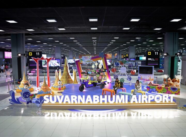 ท่าอากาศยานสุวรรณภูมิ (ทสภ.) จัดกิจกรรมต้อนรับเทศกาลสงกรานต์ ประจำปี 2569 ตั้งแต่วันนี้ - 20 เมษายน 2569 ภายใต้แนวคิด “Amazing Songkran Festival 2026” โดยเนรมิตพื้นที่ภายในอาคารผู้โดยสารให้เป็นจุดถ่ายภาพ (Photo Landmark) และพื้นที่จัดกิจกรรม เพื่อสร้างบรรยากาศแห่งความสนุกสนานรวมถึงการต้อนรับนักเดินทาง จากทั่วโลกในช่วงเทศกาลสงกรานต์และถ่ายทอดเอกลักษณ์ความเป็นไทย ให้แก่นักเดินทางจากทั่วโลก สำหรับการตกแต่ง ทสภ. ได้จัดจุดถ่ายภาพหลักบริเวณโถงสายพานรับกระเป๋าที่ 11 และ 12 ผู้โดยสารขาเข้าระหว่างประเทศ โดยออกแบบ แลนด์มาร์กสะท้อนอัตลักษณ์ความเป็นไทย อาทิ เสาชิงช้า พระปรางค์วัดอรุณราชวราราม และรถตุ๊กตุ๊ก เพื่อสร้างความประทับใจตั้งแต่ก้าวแรกที่เดินทางมาถึงประเทศไทย รวมถึงเป็นจุดเช็กอินแรกของการเดินทาง อีกทั้งได้อัญเชิญพระพุทธรูป มาประดิษฐานให้ผู้โดยสารได้สรงน้ำพระ เพื่อความเป็นสิริมงคล บริเวณริมกระจกระหว่างประตู 4 - 5 ห้องโถงผู้โดยสาร ขาออก ชั้น 4 อาคารผู้โดยสาร ทสภ. นอกจากนี้ในช่วงเทศกาลสงกรานต์ ทสภ. ได้จัดกิจกรรมและการแสดงเพื่อมอบความสุขให้กับผู้โดยสาร โดยในวันที่ 10 เมษายน 2569 มีการแสดงหุ่นละครเล็กและกลองยาว พร้อมแจกของที่ระลึก ณ บริเวณชั้น 2 ห้องโถงผู้โดยสารขาเข้าภายในประเทศและระหว่างประเทศ และบริเวณอาคารเทียบเครื่องบินรองหลังที่ 1 (SAT-1) ในระหว่างวันที่ 13 - 15 เมษายน 2569 ทสภ. จัดกิจกรรมเชิงวัฒนธรรมไทยพร้อมจุดถ่ายภาพ ณ อาคารเทียบเครื่องบิน D ทั้งฝั่งตะวันออกและฝั่งตะวันตก ชั้น 4 ผู้โดยสารขาออกระหว่างประเทศ อาทิ การนวดแผนไทย การทำยาดมสมุนไพร การจัดทำถุงเครื่องหอมบุหงาแห้ง การร้อยพวงมาลัยคล้องคอ และกิจกรรมสอนทำว่าวใบไม้ เพื่อให้ผู้โดยสารได้มีส่วนร่วมอย่างใกล้ชิด พร้อมทั้งส่งเสริม Soft Power ไทยสู่สายตานานาชาติ ทั้งนี้ในวันที่ 13 เมษายน 2569 ทสภ. ได้จัดการแสดงพิเศษดนตรีไทย บริเวณชั้น 2 โถงผู้โดยสารขาเข้าระหว่างประเทศ ระหว่างสายพานรับกระเป๋าหมายเลข 11 - 12 ทสภ. จัดกิจกรรมเพื่อยกระดับประสบการณ์ผู้โดยสาร (Passenger Experience) สร้างความประทับใจ ตั้งแต่ก้าวแรกที่เดินทางถึงประเทศไทย พร้อมตอกย้ำภาพลักษณ์ประเทศในฐานะจุดหมายปลายทางด้านการท่องเที่ยว และวัฒนธรรมระดับโลก