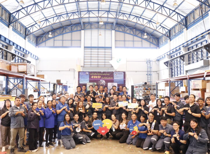 🎉 ความภาคภูมิใจร่วมกัน! โรงไฟฟ้าพระนครใต้ทำได้ — 3 ล้านชั่วโมงแห่งความปลอดภัย วันที่ 15 พฤษภาคม 2569 โรงไฟฟ้าพระนครใต้ การไฟฟ้าฝ่ายผลิตแห่งประเทศไทย (กฟผ.) จัดกิจกรรมเฉลิมฉลองความสำเร็จครั้งสำคัญ ภายใต้ธีม "3 Million Safety Man-hours – Achieved by Everyone" หรือ "3 ล้านชั่วโมงแห่งความปลอดภัย ร่วมสร้างโดยทุกคน" ณ Workshop อาคาร ท.036 โรงไฟฟ้าพระนครใต้ โดยมีผู้บริหาร ผู้ปฏิบัติงาน และลูกจ้างเหมา กฟผ. เข้าร่วมกิจกรรมอย่างพร้อมเพรียงกัน ความสำเร็จในการสะสมชั่วโมงทำงานปลอดอุบัติเหตุถึง 3 ล้านชั่วโมงในครั้งนี้ ถือเป็นก้าวสำคัญที่สะท้อนให้เห็นถึงความมุ่งมั่น ความใส่ใจ และวินัยด้านความปลอดภัยของบุคลากรทุกระดับอย่างแท้จริง ไม่ใช่เพียงตัวเลขทางสถิติ หากแต่เป็นเครื่องพิสูจน์ว่าวัฒนธรรมความปลอดภัยได้หยั่งรากลึกในทุกขั้นตอนการทำงานของโรงไฟฟ้าพระนครใต้อย่างมั่นคง กิจกรรมในช่วงเช้าเริ่มต้นด้วย "The Power of One Action" กิจกรรมที่เปิดโอกาสให้ผู้ร่วมงานทุกคนได้ถ่ายทอดความมุ่งมั่นส่วนตัวผ่านการเขียน Post-it ในหัวข้อ "1 การกระทำด้านความปลอดภัยที่ฉันจะเริ่มทำทันที" เพื่อตอกย้ำให้เห็นว่าความปลอดภัยเริ่มต้นได้จากการกระทำเล็กๆ ของทุกคน ตามด้วยกิจกรรม "Safety Story from the Field" ที่ตัวแทนจากทุกภาคส่วน ทั้งผู้บริหาร ผู้ปฏิบัติงาน และลูกจ้างเหมา กฟผ. ได้ร่วมกันแชร์เหตุการณ์จริงจากหน้างาน ไม่ว่าจะเป็นการสังเกตและรายงาน Near Miss การหยุดงานทันทีเมื่อพบความเสี่ยง หรือการเตือนกันด้วยความห่วงใย ทุกเรื่องราวล้วนสะท้อนถึงพลังของความร่วมมือและความเป็น Unity ที่แข็งแกร่งของทีมงานโรงไฟฟ้าพระนครใต้ นอกจากนี้ ทุกคนยังได้ร่วมกันโหวตกำหนดเป้าหมายชั่วโมงความปลอดภัยก้าวต่อไป เพื่อส่งต่อแรงบันดาลใจสู่ความสำเร็จครั้งถัดไป สำหรับกิจกรรมไฮไลท์ในวันนี้ อยู่ที่ "The Safety Commitment Moment" กิจกรรม "Safety For All" ที่บุคลากรทุกภาคส่วนร่วมกันประกอบจิ๊กซอว์แห่งความปลอดภัย อันเป็นสัญลักษณ์ของการร่วมแรงร่วมใจจากทุกฝ่าย พร้อมกล่าวข้อความแสดงความมุ่งมั่นด้านความปลอดภัยพร้อมเพรียงกัน ก่อนบันทึกภาพแห่งความภาคภูมิใจร่วมกันในกิจกรรมถ่ายรูปปิดท้าย กฟผ.โรงไฟฟ้าพระนครใต้รู้สึกความภาคภูมิใจและขอบคุณบุคลากรทุกคนที่มีส่วนร่วมสร้างความสำเร็จอันยิ่งใหญ่นี้ และยืนยันความมุ่งมั่นในการดำเนินงานภายใต้มาตรฐานความปลอดภัยสูงสุด เพื่อให้ทุกคนกลับบ้านอย่างปลอดภัยในทุกวัน 3 ล้านชั่วโมง เราทำได้ด้วยกัน และเราจะก้าวต่อไปด้วยกัน 💪🏆 #SafetyForAll #3ล้านชั่วโมงปลอดภัย #กฟผ. #โรงไฟฟ้าพระนครใต้ #SafetyManHours #AchievedByEveryone
