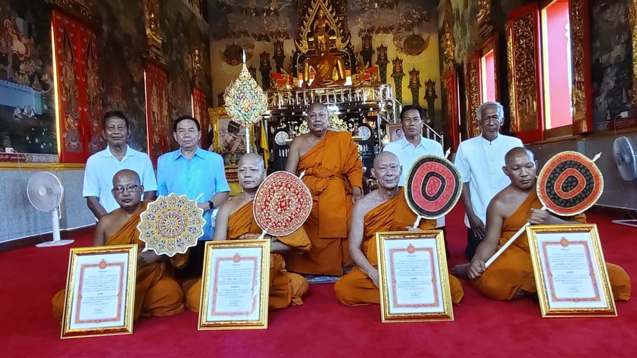 วัดบางพลีใหญ่กลางจัด พิธีมอบตราตั้งฐานานุกรม คณะสงฆ์วัดบางพลีใหญ่กลาง เนื่องด้วยโดยพระบรมราชโองการ พระราชทานสัญญาบัตรตั้งสมณศักดิ์ ทรงพระกรุณาโปรดให้ "พระราชชิวคณาทร" เจ้าอาวาส วัดบางพลีใหญ่กลาง จังหวัดสมุทรปราการ มีฐานานุศักดิ์ตั้งฐานานุกรมได้ 4รูป นั้น ในการนี้ จึงได้มีพิธีแต่งตั้งและมอบตราตั้งฐานานุกรม ให้แก่พระเถรานุเถระวัดบางพลีใหญ่กลาง ผู้มีศีลาจารวัตรอันงดงาม และอุทิศตนเพื่อพระพุทธศาสนา ณ วัดบางพลีใหญ่กลาง โดยมีรายนามตามลำดับฐานานุกรม ดังต่อไปนี้ 1. พระครูปลัดแต่งตั้งให้ พระเดช ฉายา สิริภทฺโท อายุ 54พรรษา 34 วิทยาฐานะ น.ธ.โท. ดำรงตำแหน่งฐานานุกรมที่ พระครูปลัด (พระครูปลัดเดช) 2. พระครูสังฆรักษ์แต่งตั้งให้ พระสุชาติ ฉายา สิริธมฺโม อายุ 56 พรรษา 32 วิทยาฐานะ น.ธ.เอก. ดำรงตำแหน่งฐานานุกรมที่ พระครูสังฆรักษ์ (พระครูสังฆรักษ์สุชาติ) ๓. พระครูสมุห์ แต่งตั้งให้ พระมานพ ฉายา รตนโชโต อายุ 64 พรรษา 26 วิทยาฐานะ น.ธ.โท. ดำรงตำแหน่งฐานานุกรมที่ พระครูสมุห์ (พระครูสมุห์มานพ) ๔. พระครูใบฎีกา แต่งตั้งให้ พระศุภโชค ฉายา ปญฺญาคโม อายุ 42 พรรษา 21 วิทยาฐานะ น.ธ.เอก. ดำรงตำแหน่งฐานานุกรมที่ พระครูใบฎีกา (พระครูใบฎีกาศุภโชค) แต่งตั้ง ณ วันที่ 1 พฤษภาคม พุทธศักราช 2569