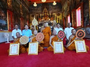 วัดบางพลีใหญ่กลางจัด พิธีมอบตราตั้งฐานานุกรม คณะสงฆ์วัดบางพลีใหญ่กลาง เนื่องด้วยโดยพระบรมราชโองการ พระราชทานสัญญาบัตรตั้งสมณศักดิ์ ทรงพระกรุณาโปรดให้ "พระราชชิวคณาทร" เจ้าอาวาส วัดบางพลีใหญ่กลาง จังหวัดสมุทรปราการ มีฐานานุศักดิ์ตั้งฐานานุกรมได้ 4รูป นั้น ในการนี้ จึงได้มีพิธีแต่งตั้งและมอบตราตั้งฐานานุกรม ให้แก่พระเถรานุเถระวัดบางพลีใหญ่กลาง ผู้มีศีลาจารวัตรอันงดงาม และอุทิศตนเพื่อพระพุทธศาสนา ณ วัดบางพลีใหญ่กลาง โดยมีรายนามตามลำดับฐานานุกรม ดังต่อไปนี้ 1. พระครูปลัดแต่งตั้งให้ พระเดช ฉายา สิริภทฺโท อายุ 54พรรษา 34 วิทยาฐานะ น.ธ.โท. ดำรงตำแหน่งฐานานุกรมที่ พระครูปลัด (พระครูปลัดเดช) 2. พระครูสังฆรักษ์แต่งตั้งให้ พระสุชาติ ฉายา สิริธมฺโม อายุ 56 พรรษา 32 วิทยาฐานะ น.ธ.เอก. ดำรงตำแหน่งฐานานุกรมที่ พระครูสังฆรักษ์ (พระครูสังฆรักษ์สุชาติ) ๓. พระครูสมุห์ แต่งตั้งให้ พระมานพ ฉายา รตนโชโต อายุ 64 พรรษา 26 วิทยาฐานะ น.ธ.โท. ดำรงตำแหน่งฐานานุกรมที่ พระครูสมุห์ (พระครูสมุห์มานพ) ๔. พระครูใบฎีกา แต่งตั้งให้ พระศุภโชค ฉายา ปญฺญาคโม อายุ 42 พรรษา 21 วิทยาฐานะ น.ธ.เอก. ดำรงตำแหน่งฐานานุกรมที่ พระครูใบฎีกา (พระครูใบฎีกาศุภโชค) แต่งตั้ง ณ วันที่ 1 พฤษภาคม พุทธศักราช 2569