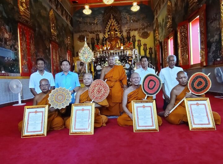 วัดบางพลีใหญ่กลางจัด พิธีมอบตราตั้งฐานานุกรม คณะสงฆ์วัดบางพลีใหญ่กลาง เนื่องด้วยโดยพระบรมราชโองการ พระราชทานสัญญาบัตรตั้งสมณศักดิ์ ทรงพระกรุณาโปรดให้ "พระราชชิวคณาทร" เจ้าอาวาส วัดบางพลีใหญ่กลาง จังหวัดสมุทรปราการ มีฐานานุศักดิ์ตั้งฐานานุกรมได้ 4รูป นั้น ในการนี้ จึงได้มีพิธีแต่งตั้งและมอบตราตั้งฐานานุกรม ให้แก่พระเถรานุเถระวัดบางพลีใหญ่กลาง ผู้มีศีลาจารวัตรอันงดงาม และอุทิศตนเพื่อพระพุทธศาสนา ณ วัดบางพลีใหญ่กลาง โดยมีรายนามตามลำดับฐานานุกรม ดังต่อไปนี้ 1. พระครูปลัดแต่งตั้งให้ พระเดช ฉายา สิริภทฺโท อายุ 54พรรษา 34 วิทยาฐานะ น.ธ.โท. ดำรงตำแหน่งฐานานุกรมที่ พระครูปลัด (พระครูปลัดเดช) 2. พระครูสังฆรักษ์แต่งตั้งให้ พระสุชาติ ฉายา สิริธมฺโม อายุ 56 พรรษา 32 วิทยาฐานะ น.ธ.เอก. ดำรงตำแหน่งฐานานุกรมที่ พระครูสังฆรักษ์ (พระครูสังฆรักษ์สุชาติ) ๓. พระครูสมุห์ แต่งตั้งให้ พระมานพ ฉายา รตนโชโต อายุ 64 พรรษา 26 วิทยาฐานะ น.ธ.โท. ดำรงตำแหน่งฐานานุกรมที่ พระครูสมุห์ (พระครูสมุห์มานพ) ๔. พระครูใบฎีกา แต่งตั้งให้ พระศุภโชค ฉายา ปญฺญาคโม อายุ 42 พรรษา 21 วิทยาฐานะ น.ธ.เอก. ดำรงตำแหน่งฐานานุกรมที่ พระครูใบฎีกา (พระครูใบฎีกาศุภโชค) แต่งตั้ง ณ วันที่ 1 พฤษภาคม พุทธศักราช 2569