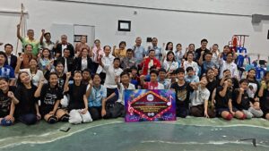 ที่ สุวรรณบุตร Studio อ.เมือง จ.สมุทรปราการ ดร.ยงยุทธ สุวรรณบุตร ส.ส เขต 2 จังหวัดสมุทรปราการ (สมัยที่ 25) และที่ปรึกษากิตติมศักดิ์นายกเทศมนตรีตำบลแพรกษานายเมธากุล สุวรรณบุตร ประธานมูลนิธิแพรกษาเพื่อการศึกษา พร้อมทีมคณะจากพรรคเพื่อไทย และนายสุนทร ปานแสงทอง นายกองค์การบริหารส่วนจังหวัดสมุทรปราการ พร้อมคณะผู้บริหารและสมาชิกสภาอบจ.มาร่วมให้กำลังใจและชมการฝึกซ้อมบางส่วนของวงดนตรีลูกทุ่งพหุปัญญา แพรกษาวิเทศศึกษา ในการแข่งขัน “ชิงช้าสวรรค์ 2026” ที่จะทำการแข่งรอบตัดเชือก เพื่อเข้าสู่รอบชิงชนะเลิศ ในวันเสาร์ที่ 9 พ.ค ที่จะถึงนี้ บรรยากาศเต็มไปด้วยความอบอุ่นและความร่วมมือจากทุกฝ่าย ที่เล็งเห็นถึงความสำคัญของการส่งเสริมกิจกรรมสร้างสรรค์ในกลุ่มเยาวชน อันเป็นรากฐานสำคัญของสังคมในอนาคต ด้านนายสุนทร ปานแสงทอง นายกอบจ.กล่าวว่า วันนี้ได้มีโอกาสมาดูการฝึกซ้อมของนักเรียนโรงเรียนมัธยมแพรกษาวิเทศศึกษาที่จะไปแข่งรายการชิงช้าสวรรค์ในวันที่ 9 พ.ค นี้ ตนได้พูดให้เด็กๆฟังว่า เรื่องการแพ้ชนะนั้นถือเป็นเรื่องปกติ แต่สิ่งที่สำคัญคือ เราต้องทำให้ดีที่สุด ทำอย่างไรให้ประชาชนทั้งประเทศได้รู้จักจังหวัดสมุทรปราการ และได้รู้ว่าจังหวัดสมุทรปราการ มีอะไรที่ดีบ้าง ในส่วนขององค์การบริหารส่วนจังหวัดสมุทรปราการ ก็พร้อมและยินดีเสมอ ที่ให้การสนับสนุน ไม่ว่าจะในเรื่อง เครื่องดนตรี อาคารเรียน เป็นต้น ที่ทางโรงเรียนมีความประสงค์จะขอมา และขอให้กำลังใจกับเด็กๆที่จะไปแข่งขัน เพื่อให้มีกำลังใจในการฝึกซ้อม รู้จักอดทน ขยัน และที่สำคัญที่สุดคือเราไปในครั้งนี้ไม่ได้ไปในนามของโรงเรียน แต่เราไปในนามของจังหวัดสมุทรปราการของเราด้วย ด้านดร.ยงยุทธ สุวรรณบุตร กล่าวว่า วันนี้ต้องขอขอบคุณ นายสุนทร ปานแสงทอง นายกองค์การบริหารส่วนจังหวัดสมุทรปราการ ท่านเป็นผู้สนับสนุนรายใหญ่ของโรงเรียนท้องถิ่น และทางพรรคเพื่อไทย และส.อบจ.ทุกท่านก็เดินทางมาให้กำลังใจให้กับเด็กนักเรียน ตนในฐานะผู้ก่อตั้งโรงเรียนแห่งนี้มา ก็รู้สึกภูมิใจที่ท่านนายกอบจ.รวมทั้งส.ส. และส.อบจ.วันนี้ได้รวมพลังเป็นหนึ่งเดียว เพื่อจังหวัดสมุทรปราการของเรา ขอขอบพระคุณผู้สนับสนุนใจดีทุกภาคส่วน ที่ร่วมมอบทั้งกำลังใจและทุนทรัพย์ สนับสนุนวงดนตรีลูกทุ่งแพรกษาอย่างต่อเนื่อง เพื่อผลักดันเยาวชนให้ได้ก้าวสู่เวทีแห่งความฝันอย่างมั่นใจ การสนับสนุนในครั้งนี้ ไม่เพียงช่วยเสริมสร้างโอกาสด้านอุปกรณ์และการพัฒนาทักษะทางดนตรีเท่านั้น แต่ยังเป็นพลังใจสำคัญที่ช่วยหล่อหลอมให้เยาวชนมีความมุ่งมั่น กล้าแสดงออก และพัฒนาศักยภาพของตนเองได้อย่างเต็มที่ โดยโรงเรียนมัธยมแพรกษาวิเทศศึกษา ต้องมาเจอกับ โรงเรียนเตรียมอุดมศึกษาพัฒนาการ นนทบุรี เป็นคู่ที่2 ซึ่งเข้ารอบ6ทีมสุดท้าย(รอบตัดเชือก)ชิงช้าสวรรค์ ในวันที่ 9 พ.ค.2569 นี้ รับชมได้ที่ช่อง workpoint 23 เวลา 15.45 น.
