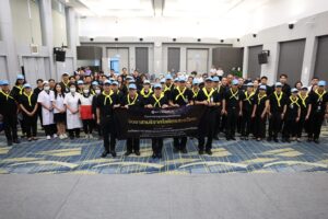 ท่าอากาศยานสุวรรณภูมิ รวมพลังจิตอาสา บริจาคโลหิต–อวัยวะ ถวายเป็นพระราชกุศลแด่สมเด็จพระนางเจ้าสิริกิติ์ พระบรมราชินีนาถ พระบรมราชชนนีพันปีหลวง วันนี้ (7 พฤษภาคม 2569) เวลา 09.10 น. นายกิตติพงศ์ กิตติขจร ผู้อำนวยการท่าอากาศยานสุวรรณภูมิ บริษัท ท่าอากาศยานไทย จำกัด (มหาชน) (AOT) เป็นประธานเปิดกิจกรรมจิตอาสาบริจาคโลหิตและแสดงความจำนง บริจาคอวัยวะ เพื่อแสดงความจงรักภักดี สำนึกในพระมหากรุณาธิคุณ และถวายเป็นพระราชกุศลแด่สมเด็จพระนางเจ้าสิริกิติ์ พระบรมราชินีนาถ พระบรมราชชนนีพันปีหลวง ณ ห้องจัดเลี้ยง 1 ชั้น 5 อาคาร AOB ท่าอากาศยานสุวรรณภูมิ (ทสภ.) โดยมีผู้บริหาร พนักงาน ลูกจ้าง และผู้ปฏิบัติงานของ ทสภ. เข้าร่วมกิจกรรมอย่างพร้อมเพรียง ทสภ. ดำเนินการส่งเสริมกิจกรรมจิตอาสาอย่างต่อเนื่อง โดยเฉพาะการบริจาคโลหิตซึ่งมีความสำคัญต่อการรักษาชีวิตผู้ป่วยในภาวะวิกฤต กิจกรรมครั้งนี้จึงไม่เพียงเป็นการรวมพลังของบุคลากรในองค์กร แต่ยังเป็นการตอกย้ำบทบาท ของ ทสภ. ในการเป็น “พลังแห่งการให้” ที่ร่วมสร้างโอกาสและความหวังให้กับสังคมไทยอย่างยั่งยืน