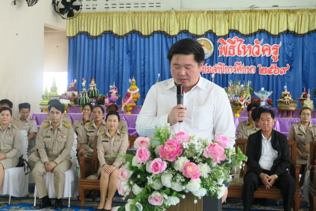 อนุพนธ์ เดชวรสุทธิ -Anuphon Dejvorrasutthi นายกเทศมนตรีเมืองปากน้ำ สมุทรปราการ พร้อมด้วย 🔸นายนิพนธ์ เดชวรสุทธิ รองนายกเทศมนตรีฯ 🔸นายชัย ชัยพัฒนศักดิ์ รองนายกเทศมนตรีฯ 🔸ดร.ประสิทธิ์ เจตน์ทรงธรรม ที่ปรึกษานายกเทศมนตรีเมืองปากน้ำ สมุทรปราการ 🔸นางสาวอังนรา อินแพง ประธานสภาเทศบาลฯ และทีมงานสมาชิกสภาเทศบาลเมืองปากน้ำ สมุทรปราการ ร่วมพิธีไหว้ครูประจำปี 2569 ณ โรงเรียนปากน้ำศิริวิทยานุสรณ์