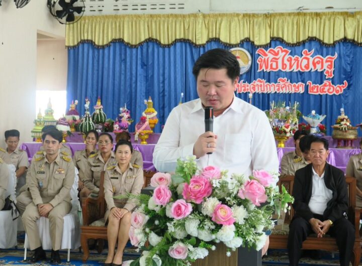 อนุพนธ์ เดชวรสุทธิ -Anuphon Dejvorrasutthi นายกเทศมนตรีเมืองปากน้ำ สมุทรปราการ พร้อมด้วย 🔸นายนิพนธ์ เดชวรสุทธิ รองนายกเทศมนตรีฯ 🔸นายชัย ชัยพัฒนศักดิ์ รองนายกเทศมนตรีฯ 🔸ดร.ประสิทธิ์ เจตน์ทรงธรรม ที่ปรึกษานายกเทศมนตรีเมืองปากน้ำ สมุทรปราการ 🔸นางสาวอังนรา อินแพง ประธานสภาเทศบาลฯ และทีมงานสมาชิกสภาเทศบาลเมืองปากน้ำ สมุทรปราการ ร่วมพิธีไหว้ครูประจำปี 2569 ณ โรงเรียนปากน้ำศิริวิทยานุสรณ์