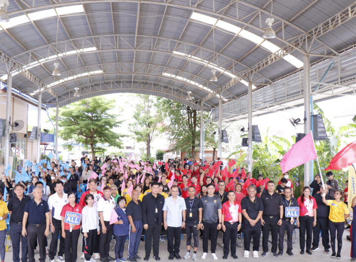 กฟผ. โรงไฟฟ้าพระนครใต้ จับมือภาคีสาธารณสุขและท้องถิ่น เปิดตัว "3ส3บาง สุขกายสุขใจ" ชวนประชาชน 3 ตำบลออกกำลังกายผ่านแอปฯ ก้าวท้าใจ สมุทรปราการ — การไฟฟ้าฝ่ายผลิตแห่งประเทศไทย (กฟผ.) โรงไฟฟ้าพระนครใต้ ร่วมกับสำนักงานสาธารณสุขจังหวัดสมุทรปราการ และภาคีเครือข่ายหน่วยงานท้องถิ่น จัดกิจกรรม Kick-off โครงการ "3ส3บาง สุขกายสุขใจ" เมื่อวันพุธที่ 1 กรกฎาคม 2569 ณ โรงพยาบาลส่งเสริมสุขภาพตำบลบางโปรง อำเภอเมืองสมุทรปราการ จังหวัดสมุทรปราการ โดยมี นายแพทย์ประภาส ผูกดวง นายแพทย์สาธารณสุขจังหวัดสมุทรปราการ เป็นประธานในพิธีเปิด นายรังสิต แก้วหวังสกูล ผู้อำนวยการโรงไฟฟ้าพระนครใต้ กล่าวถึงวัตถุประสงค์ของโครงการว่า "การจัดกิจกรรมในครั้งนี้มีวัตถุประสงค์สำคัญ 3 ประการ ประการแรก เพื่อส่งเสริมให้ผู้มีส่วนได้ส่วนเสียในพื้นที่รอบโรงไฟฟ้าพระนครใต้มีพฤติกรรมการออกกำลังกายอย่างสม่ำเสมอและเหมาะสมกับช่วงวัย ประการที่สอง เพื่อส่งเสริมการใช้เทคโนโลยีและนวัตกรรมด้านสุขภาพในการดูแลตนเอง ตอบรับกับแนวโน้ม Digital Health และ Virtual Exercise ที่สามารถเข้าถึงคนทุกวัย ผ่านแอปพลิเคชัน ก้าวท้าใจ และประการที่สาม เพื่อสานสัมพันธ์และสร้างการมีส่วนร่วมระหว่าง กฟผ. กับผู้มีส่วนได้ส่วนเสียในพื้นที่ ทั้งสำนักงานสาธารณสุขจังหวัด โรงพยาบาลส่งเสริมสุขภาพตำบล อาสาสมัครสาธารณสุขประจำหมู่บ้าน องค์กรปกครองส่วนท้องถิ่น และประชาชนในพื้นที่" โครงการ 3ส3บาง สุขกายสุขใจ มุ่งชักชวนประชาชนในพื้นที่ตำบลบางโปรง ตำบลบางหัวเสือ และตำบลบางด้วน อำเภอเมืองสมุทรปราการ รวมกว่า 250 คน ให้หันมาออกกำลังกายในชีวิตประจำวันและบันทึกข้อมูลผ่านแอปพลิเคชัน "ก้าวท้าใจ" ของกระทรวงสาธารณสุข โดยภายในงานมีการสาธิตและแนะนำขั้นตอนการสมัครและการใช้งานแอปพลิเคชันแก่ผู้เข้าร่วม รวมถึงการออกกำลังกายร่วมกัน และการจับสลากมอบรางวัลพิเศษแก่ผู้โชคดีจำนวน 6 รางวัล ทั้งนี้ โครงการดังกล่าวจะดำเนินกิจกรรมอย่างต่อเนื่อง โดยมีกำหนดจัดงาน เดิน-วิ่ง 3ส3บาง ในวันที่ 14 พฤศจิกายน 2569 เพื่อเป็นเป้าหมายร่วมของประชาชนในพื้นที่ทั้ง 3 ตำบล