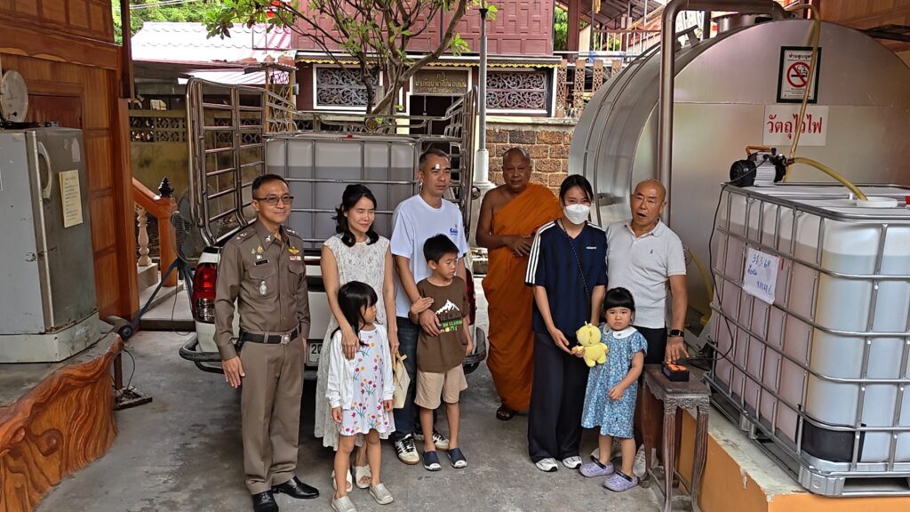 เฮียเอี๋ยวมอบน้ำมัน2,000 ลิตรและเงิน1แสนบาทให้วัดบางพลีใหญ่กลาง เมื่อวันที่ 4 กรกฎาคม 2569 "เฮียเอี๋ยว" นายสุดใจ จิรยาภากร ร่วมถวายปัจจัย 100,000 บาท พร้อมสนับสนุนน้ำมันช่วยเหลือโครงการ เผาศพผู้ยากไร้ จำนวน 2,000 ลิตร ถวายแด่ พระราชวชิรคณาทร (เจ้าคุณแจ้) เจ้าอาวาสวัดบางพลีใหญ่กลางอ.บางพลี จ.สมุทรปราการ ขณะที่วัดบางพลีใหญ่กลาง ยังคงเดินหน้าสานต่อ โครงการแบ่งปันน้ำใจช่วยเหลือสังคม สงเคราะห์ศพยากไร้ในจังหวัดสมุทรปราการ "เผาฟรี ไม่มีค่าใช้จ่าย" เพื่อช่วยเหลือผู้ยากไร้อย่างต่อเนื่อง ร่วมอนุโมทนาบุญให้ "เฮียเอี๋ยว" และครอบครัว ขอให้ผลบุญครั้งนี้ส่งผลให้กิจการรุ่งเรือง สุขภาพแข็งแรง คิดหวังสิ่งใดที่เป็นกุศล ขอให้สมปรารถนาทุกประการ