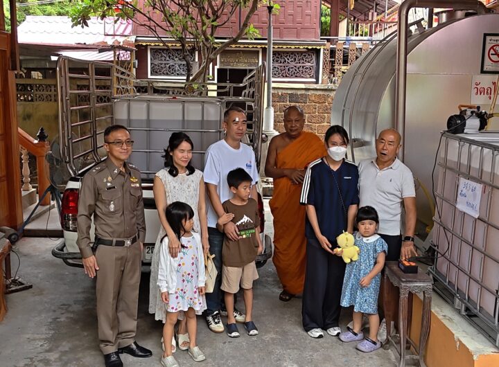 เฮียเอี๋ยวมอบน้ำมัน2,000 ลิตรและเงิน1แสนบาทให้วัดบางพลีใหญ่กลาง เมื่อวันที่ 4 กรกฎาคม 2569 "เฮียเอี๋ยว" นายสุดใจ จิรยาภากร ร่วมถวายปัจจัย 100,000 บาท พร้อมสนับสนุนน้ำมันช่วยเหลือโครงการ เผาศพผู้ยากไร้ จำนวน 2,000 ลิตร ถวายแด่ พระราชวชิรคณาทร (เจ้าคุณแจ้) เจ้าอาวาสวัดบางพลีใหญ่กลางอ.บางพลี จ.สมุทรปราการ ขณะที่วัดบางพลีใหญ่กลาง ยังคงเดินหน้าสานต่อ โครงการแบ่งปันน้ำใจช่วยเหลือสังคม สงเคราะห์ศพยากไร้ในจังหวัดสมุทรปราการ "เผาฟรี ไม่มีค่าใช้จ่าย" เพื่อช่วยเหลือผู้ยากไร้อย่างต่อเนื่อง ร่วมอนุโมทนาบุญให้ "เฮียเอี๋ยว" และครอบครัว ขอให้ผลบุญครั้งนี้ส่งผลให้กิจการรุ่งเรือง สุขภาพแข็งแรง คิดหวังสิ่งใดที่เป็นกุศล ขอให้สมปรารถนาทุกประการ
