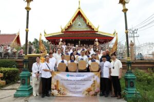ท่าอากาศยานสุวรรณภูมิร่วมสืบสานวัฒนธรรมประเพณีไทยถวายเทียนพรรษาและเครื่องไทยธรรม ประจำปี 2569 วันนี้ (23 กรกฎาคม 2569) เวลา 09.30 น. ท่าอากาศยานสุวรรณภูมิ (ทสภ.) จัดกิจกรรม “ถวายเทียนพรรษาและเครื่องไทยธรรม” ประจำปี 2569 โดยมี นางกรรณิการ์ เปรมประเสริฐ รองผู้อำนวยการท่าอากาศยานสุวรรณภูมิ (สายปฏิบัติการ 2) และ ร.อ.ปกป้อง สุวรรณโมฬี รองผู้อำนวยการท่าอากาศยานสุวรรณภูมิ (สายสนับสนุนธุรกิจ) ร่วมเป็นประธานในพิธี พร้อมด้วยผู้บริหาร พนักงาน ทสภ. ร่วมถวายเทียนพรรษาเครื่องไทยธรรม ผ้าอาบน้ำฝน และปัจจัยให้กับวัดทิพพาวาส แขวงลำปลาทิว เขตลาดกระบัง กรุงเทพฯ ซึ่งเป็นวัดที่ตั้งอยู่ในพื้นที่ของชุมชนโดยรอบ ทสภ. ภายในงานมีขบวนแห่เทียนพรรษาที่เปี่ยมด้วยสีสันและสะท้อนอัตลักษณ์วัฒนธรรมไทย นำโดยคณะกลองยาวจากชุมชนลำพุทรา และนางรำจากโรงเรียนวัดทิพพาวาส ที่ร่วมบรรเลงและร่ายรำต้อนรับขบวนแห่อย่างสนุกสนาน กิจกรรมดังกล่าวจัดขึ้นเป็นประจำทุกปี เพื่อร่วมทำนุบำรุงพระพุทธศาสนาอนุรักษ์และสืบสานวัฒนธรรมอันดีงาม ของไทย อีกทั้งยังเป็นการสร้างความสัมพันธ์อันดีกับชุมชนโดยรอบ ทสภ.ดำเนินงานด้านความรับผิดชอบต่อสังคมและการพัฒนาที่ยั่งยืนภายใต้แนวคิดการเป็นสนามบิน ที่เป็นพลเมืองที่ดีของสังคมและเป็นเพื่อนบ้านที่ดีของชุมชน (Corporate Citizenship Airport)