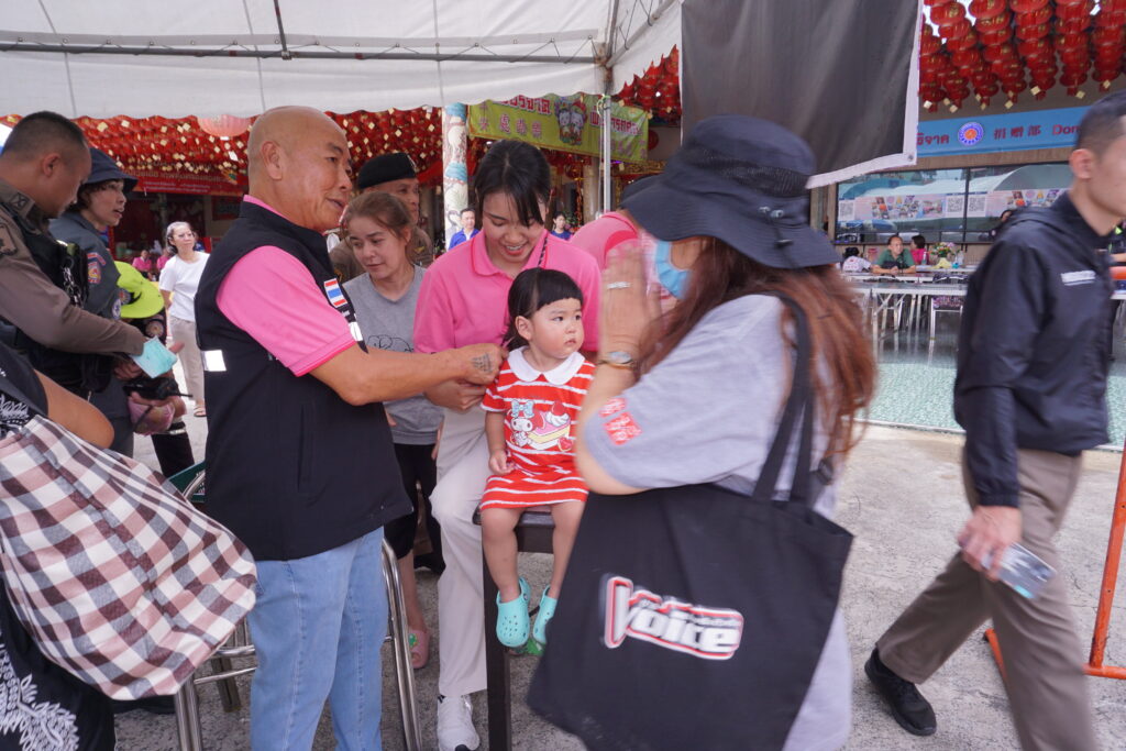 มูลนิธิร่วมกุศล สมุทรปราการ จัด พิธีเปิดโรงทาน เนื่องในงานทิ้งกระจาด ประจำปี 2569 ที่ มูลนิธิร่วมกุศล สมุทรปราการ ถนนท้ายบ้าน ตำบลปากน้ำ อำเภอเมืองสมุทรปราการ มูลนิธิร่วมกุศล สมุทรปราการ นายไพวงศ์ ชำนินาวากุล ประธานมูลนิธิร่วมกุศล เป็นประธานจุดธูปเทียนบูชาพระรัตนตรัย ในพิธีทำบุญตักบาตร ข้าวสาร อาหารแห้ง แด่พระภิกษุสงฆ์ จากวัดกลางวรวิหาร จำนวน 9 รูป เพื่ออุทิศส่วนกุศลให้แก่ผู้ที่ล่วงรับไปแล้ว เนื่องในงานวันทิ้งกระจาด ประจำปี ระหว่างวันที่ 16 17 18 สิงหาคม 2569 โดยมีพระภิกษุสงฆ์ วัดกลางวรวิหาร พระอารามหลวง จำนวน 10 รูป เจริญพระพุทธมนต์ ต่อมาเมื่อ เวลา 15.00 น.นายศุภมิตร ชิณศรี ผู้ว่าราชการจังหวัดสมุทรปราการ เดินทางมาเป็นประธานในพิธีเปิดงานทิ้งกระจาด ปะจำปี 2569 แจกข้าวสารอาหารแห้งให้แก่ผู้ยากไร้-ผู้ด้อยโอกาส จำนวน 3,500 ถุง โดยมีนายไพวงศ์ ชำนินาวากุล ประธานมูลนิธิร่วมกุศล สมทรปราการ สมัยที่ 25 กล่าวรายงาน พร้อมด้วย นางสาวอรวรรณ ชิณศรี นายกเหล่ากาชาดจังหวัดสมุทรปราการ นายวัฒนา เจริญจิตร นายอำเภอจังหวัดสมุทรปราการ ประธานกิตติมศักดิ์ถาวรมูลนิธิ ที่ปรึกษา คณะกรรมการมูลนิธิ เจ้าหน้าที่และอาสาสมัครมูลนิธิร่วมกุศล สมุทรปราการ เข้าร่วมกิจกรรม นอกจากนี้ ยังมีครอบครัวจิรยาภากร นำโดยนายสุดใจ จิรยาภากร หรือ (เฮียเอี๋ยว) ประธานที่ปรึกษา กต.ตร.จังหวัดสมุทรปราการ ได้บริจาคเงินให้แก่ผู้ยากไร้-ผู้ด้อยโอกาส รายละ 100 บาท รวมเป็นเงิน จำนวน 200,000 บาท