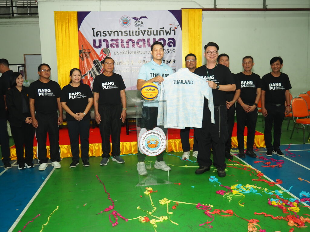 ทต.บางปูจัดแข่งกีฬาบาสเกตบอลส่งเสริมทักษะด้านกีฬาสู่การแข่งขันในระดับสูง เทศบาลตำบลบางปู จัดการแข่งขันกีฬาบาสเกตบอล (3x3) รุ่นเยาวชนชายอายุไม่เกิน 17 ปี และรุ่นประชาชนชายทั่วไป ระหว่างวันที่ 8 สิงหาคม และวันที่ 9 สิงหาคม 2569 วันที่ 8 สิงหาคม 2567 เวลา 10.00 น. นายธีรพล ชุนเจริญ นายกเทศมนตรีตำบลบางปู ได้มอบหมายให้ นายเอกลักษณ์ ศรีชมพันธ์ รองนายกเทศมนตรีตำบลบางปู เป็นประธานกล่าวเปิดโครงการแข่งขันกีฬาบาสเกตบอล ประจำปีงบประมาณ พ.ศ.2569 รุ่นเยาวชนชายอายุไม่เกิน 17 ปี และรุ่นประชาชนชายทั่วไป ระหว่างวันที่ 8 สิงหาคม และวันที่ 9 สิงหาคม 2569 โดยมี นายณัฏฐพร พรหมมาศ รองปลัดเทศบาลตำบลบางปู ในนามคณะกรรมการดำเนินงาน กล่าวรายงาน ณ อาคารศูนย์กีฬาซีคอมเพล็กซ์ เทศบาลตำบลบางปู อำเภอเมือง จังหวัดสมุทรปราการ พร้อมด้วยนายพันธวัช เตชะสำราญ นักกีฬาบาสเกตบอล 3x3 ทีมชาติไทย เหรียญทองชีเกมส์ กีฬาบาบาสเกตบอล 3X3 ปี 2568 เหรียญเงินเอเซียนบีช ปี 2569 เป็นผู้เชิญลูกบาสเกตบอลให้ประธานในพิธีเปิดการแข่งขัน โครงการดังกล่าวจัดขึ้น เพื่อเป็นการส่งเสริมให้เด็ก เยาวชน และประชาชนได้มีการออกกำลังกายและการเล่นกีฬา เพื่อเป็นการพัฒนาฝีมือและทักษะทางด้านกีฬา สู่การแข่งขันในระดับที่สูงขึ้น เพื่อเสริมสร้างให้มีระเบียบวินัย รู้จักเคารพกฎกติกาการแข่งขัน ซึ่งจะนำไปสู่ความมีคุณภาพของประชาชน และเป็นชุมชุมชนเข้มแข็ง เพื่อส่งสริมการท่องเที่ยวและนันทนาการ ส่งเสริมเศรษฐกิจของท้องถิ่น การจัดการแข่งขันครั้งนี้ แบ่งเป็น 2 รุ่น รุ่นเยาวชนชายอายุไม่เกิน 17 ปี จำนวน 24 ทีม และรุ่นประชาชนทั่วไปชาย จำนวน 24 ทีม รวมทั้งหมด 48 ทีม และได้รับความร่วมมือจากไทยแลนด์บาสเกตบอลลีก (TBL) จัดส่งคณะกรรมการตัดสินและเจ้าหน้าที่ประจำสนามตลอดการแข่งขัน สำหรับ คู่เปิดสนามที่ 1 รุ่นเยาวชนชาย อายุไม่เกิน 17 ปี เป็นการพบกันระหว่าง) ทีม Had A พบกับ ทีม Aek Bangpu B ซึ่งผลการแข่งขันจบลง ทีม Had A ผ่ายให้กับ ทีม Aek Bangpu B ไปด้วยสกอร์ 2-18 ส่วนคู่เปิดสนามที่ 2 รุ่นประชาชนชายทั่วไป ทีม ปป+10 Plus A พบกับ ทีม PWS POOPERS ซึ่งผลการแข่งขันจบลง ทีม ปป+10 Plus A เอาชนะ ทีม PWS POOPERS ไปด้วยสกอร์ 15-3