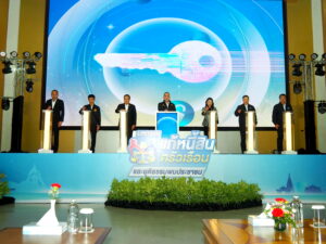 รมว.ยุติธรรมประธานเปิด"มหกรรมแก้หนี้สืบครัวเรือน และยุติธรรมพบประชาชน" ที่ ห้องไดมอนด์ ฮอลล์ ชั้น 4 โรงแรม เอเชีย แอร์พอร์ท ศูนย์การค้าเซียร์รังสิต จังหวัดปทุมธานีพลตำรวจโท รักษ์พล เนาวรัตน์ รัฐมนตรีว่าการกระทรวงยุติธรรม เป็นประธานเปิด"มหกรรมแก้หนี้สืบครัวเรือน และยุติธรรมพบประชาชน" จังหวัดปทุมธานี โดยมี นายไตรยฤทธิ์ เตมหิวงศ์ อธิบดีกรมคุ้มครองสิทธิและเสรีภาพกล่าวรายงาน สืบเนื่องจากสถานการณ์หนี้ของประเทศไทย ที่ประชาชนกำลังเผชิญสภาวะหนี้สิน รัฐบาลจึงมีมาตรการในการแก้ไขปัญหาหนี้สิน ภายใต้ปรัชญาที่จะไม่ขัดต่อวินัยทางการเงิน / และไม่ทำให้เกิดสภาวะภัยทางจริยธรรม (Moral Hazard) ของผู้มีภาระหนี้สิน กระทรวงยุติธรรม โดยกรมคุ้มครองสิทธิและเสรีภาพ ซึ่งได้รับมอบหมายร่วมกับกรมบังคับคดี ขับเคลื่อนโครงการ "มหกรรมแก้หนี้สินครัวเรือนและยุติธรรมพบประชาชน" ประจำปี พ.ศ. 2569 โดยการบูรณาการร่วมกันระหว่าง หน่วยงานและสถาบันการเงินที่เกี่ยวข้อง / จัดงานในทุกภูมิภาค/ทั่วประเทศ / รวม 23 ครั้ง / โดยครั้งแรกได้จัดงานเพื่อมอบเป็นของขวัญปีใหม่ให้กับประชาชน / เมื่อวันที่18 มกราคม 2569 ณ กรุงเทพมหานคร และปริมณฑล / และครั้งถัดมา กรมคุ้มครองสิทธิและเสรีภาพ และกรมบังคับคดี ร่วมกับสำนักงานยุติธรรมจังหวัด/จัดงานในส่วนภูมิภาค โดยจัดงานมาแล้ว จำนวน 22 ครั้ง / มีลูกหนี้ขอไกล่เกลี่ย 38,423 ราย/ไกล่เกลี่ยสำเร็จ 38,055 ราย/ทุนทรัพย์ 7,543 ล้านบาท / ลดภาระค่าใช้จ่ายประชาชน 5,007 ล้านบาท/และปลดผู้ค้ำประกัน 29,903 ราย รวมทั้งมี การจัดกิจกรรมไกล่เกลี่ยหนี้ / ตามบริบทของพื้นที่ / โดยสำนักงานยุติธรรมจังหวัด/สำนักงานบังคับคดีจังหวัด / ศูนย์ไกล่เกลี่ยข้อพิพาทภาคประชาชน/ร่วมกับภาคีในพื้นที่ ไกล่เกลี่ยหนี้ และปรับโครงสร้างหนี้ ผ่านระบบออนไลน์ โดยกรมคุ้มครองสิทธิและเสรีภาพ / กรมบังคับคดี / และกองทุนให้ยืมเพื่อการศึกษา (กยศ.) นอกจากนี้ / ยังมีการดำเนินการ / ให้บริการปรึกษาทางกฎหมาย / จัดหาทนายความ / ที่ปรึกษากฎหมาย / ประจำสำนักงานยุติธรรมจังหวัด / และศูนย์ไกล่เกลี่ยข้อพิพาท/ สำหรับการจัดงาน / ในจังหวัดปทุมธานี / กำหนดจัดงาน / ระหว่างวันที่ 29-30 สิงหาคม 2569 / จำนวน 2 วัน / ซึ่งกระทรวงยุติธรรม / โดยกรมคุ้มครองสิทธิและเสรีภาพ / กรมบังคับคดี / สำนักงานยุติธรรมจังหวัดปทุมธานี / สำนักงานบังคับคดีจังหวัดปทุมธานี / ร่วมบูรณาการ / กับกองทุนให้ยืมเพื่อการศึกษา / และสถาบันการเงินธนาคารพาณิชย์ / หน่วยงานภาครัฐ / รัฐวิสาหกิจ / ภาคเอกชน / ได้เชิญชวนลูกหนี้เข้าร่วมงานทั้ง 2 วัน / จำนวนกว่า 11,531 ราย โดยภายในงานประกอบด้วย กิจกรรมสร้างการรับรู้การไกล่เกลี่ย / การปรับโครงสร้างหนี้และสสร้างวินัยทางการเงิน การให้บริการไกล่เกลี่ยข้อพิพาท / ทั้งก่อนฟ้อง / และหลังศาลมีคำพิพากษา และการจัดนิทรรศการเฉลิมพระเกียรติ สมเด็จพระเจ้าลูกเธอ เจ้าฟ้าพัชรกิติยาภา นเรนทิราเทพยวดี กรมหลวงราชสาริณีสิริพัชร มหาวัชรราชธิดา พร้อมทั้งจัดนิทรรศการเพื่อเผยแพร่ภารกิจหน่วยงานให้คำปรึกษาทางกฎหมาย รวมทั้ง การสร้างวินัยทางการเงิน จากสถาบันการเงินและหน่วยงานในพื้นที่