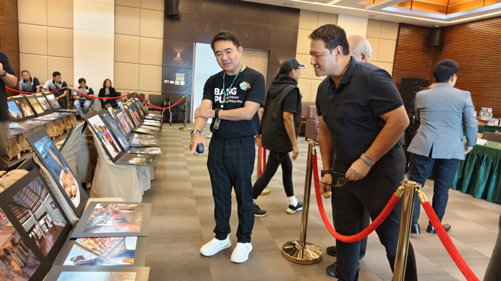 สำนักงานเทศบาลตำบลบางปู่ อำเภอเมือง จังหวัดสมุพรปราการ นายธีรพล ชุนเจริญ นายกเทศมนตรีตำบลบางปู เป็นประธานกล่าวเปิดโครงการประกวดภาพถ่ายด้านการท่องเที่ยว ประจำปี 2569 ภายใต้หัวข้อ "เที่ยวให้ฟิน กินให้ฉ่ำ ณ บางปู" โดยมี นางสาวปารณีย์ นาคคำ ปลัดเทศบาลตำบลบางปู ในนามผู้ดำเนินโครงการ กล่าวรายงานถึงวัตถุประสงค์ของการจัดโครงการ พร้อมด้วยคณะผู้บริหาร ที่ปรึกษานายก เลขานุการนายก ที่ปรึกษาภาคประชาชน สมาชิกสภาเทศบาล หัวหน้าส่วนราชการ เจ้าหน้าที่สำนักงานปลัด เทศบาลตำบลบางปู กลุ่มพัฒนาสตรีตำบลบางปู กลุ่มบางปูยั่งยืน และคณะกรรมการตัดสินประกวดภาพถ่าย เข้าร่วมโครงการ สำหรับ โครงการประกวดภาพถ่ายด้านการท่องเที่ยว ภายใต้หัวข้อ "เที่ยวให้ฟิน กินให้ฉ่ำ ณ บางปู" ในครั้งนี้ มีวัตถุประสงค์เพื่อส่งเสริมและประชาสัมพันธ์แหล่งท่องเที่ยวในพื้นที่ให้เป็นที่รู้จักอย่างกว้างขวาง โดยการเดินทางท่องเที่ยว ลิ้มรสชาติอาหารอร่อยผ่านเลนส์กล้อง อีกทั้งยังช่วยสร้างปฏิสัมพันธ์ที่ดีระหว่างชุมชนกับนักท่องเที่ยวเปิดโอกาสให้เยาวชนและประชาชนผู้มีใจรักการถ่ายภาพได้แสดงความสามารถและสร้างสรรค์ผลงานตลอดจนกระตุ้นการท่องเที่ยวและเศรษฐกิจท้องถิ่น อันนำไปสู่การสร้างรายได้ให้แก่ประชาชนและผู้ประกอบการในเขตเทศบาลตำบลบางปู อย่างยั่งยืน
