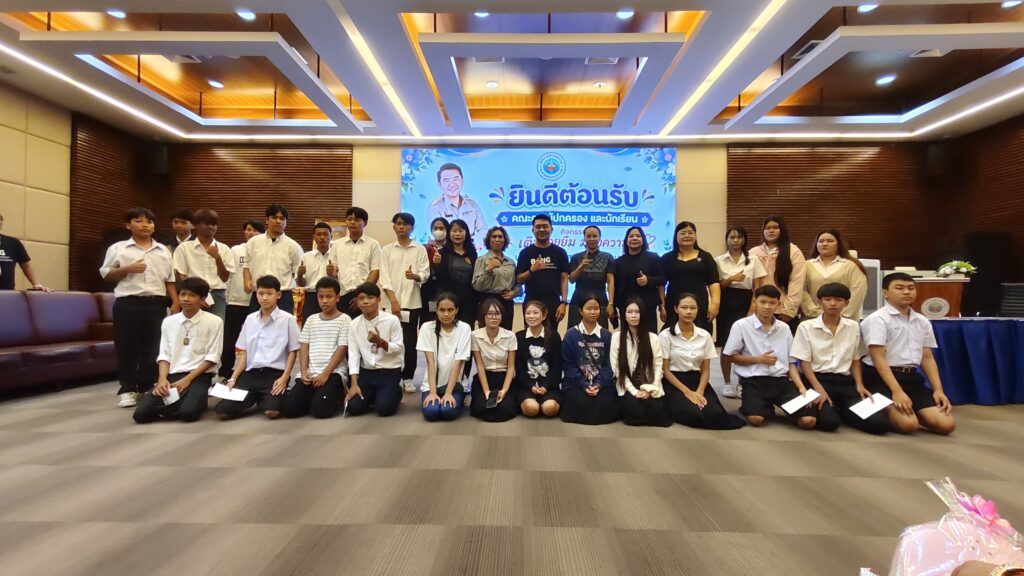 เทศบาลตำบลบางปู จัดกิจกรรม "เติมรอยยิ้ม มอบความสุข เด็กด้อยโอกาส เทศบาลตำบลบางปู่" ประจำปีงบประมาณ 2569 วันที่ 22 กันยายน 2569 เวลา 10.00 น. ที่ห้องประชุม 1 ชั้น 5 สำนักงานเทศบาลตำบลบางปู อำเภอเมือง จังหวัดสมุทรปราการ นายธรีพล ชุนเจริญ นายกเทศมนตรีตำบลบางปู เป็นประธานพิธีเปิดกิจกรรม เติมรอยยิ้ม มอบความสุข เด็กค้อยโอกาล ของเทศบาลตำบลบางปู่ พร้อมด้วย คณะผู้บริหาร ปลัดเทศบาล ที่ปรึกษานายกเทศมนตรี เลขานุการนายก สมาชิกสภาเทศบาล ที่ปรึกษาภาคประชาชน หัวหน้าส่วนราชการ เจ้าหน้าที่กองการศึกษา เทศบาลตำบลบางปู ตลอดจน คณะครู สกร. บุคลากรทางการศึกษา ผู้ปกครอง เด็กและเยาวชน เข้าร่วมกิจกรรม เด็กและเยาวชนคือรากฐานที่สำคัญยิ่งในการพัฒนาสังคมและประเทศชาติในอนาคต แต่ละคนอาจมีโอกาสและความพร้อมในชีวิตที่แตกต่างกันไป การจัดกิจกรรมในวันนี้ จึงเป็นความตั้งใจจริงของเทศบาลตำบลบางปู ที่ต้องการสร้างพื้นที่แห่งความสุข เติมเต็มโอกาส และส่งต่อความห่วงใยไปสู่เด็กและเยาวชน ที่อาจขาดแคลน เพื่อให้ทุกคนได้รับความรู้ ความสนุกสนาน และรู้สึกถึงความเคารพในคุณค่าของตนเอง สำหรับ กิจกรรม "เติมรอยยิ้ม มอบความสุข เด็กด้อยโอกาส เทศบาลตำบลบางปู่ ได้จัดขึ้นอย่างต่อเนื่องเป็นปีที่ 2 แล้ว เพื่อช่วยเหลือด้านอุปกรณ์การเรียน พร้อมถุงยังชีพ เพื่อสร้างขวัญกำลังใจให้แก่เด็กและเยาวชนที่ขาดแคลน รวมทั้งกิจกรรมสันทนาการให้แก่เด็กๆ ในความดูแลของเทศบาลตำบลบางปู โดยมีหน่วยงาน ภาคีเครือข่ายร่วมให้การสนับสนุน