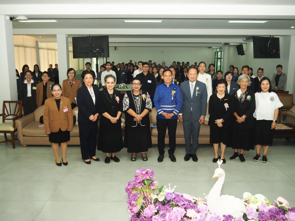 โรงเรียนสาธิตบางนา จัดกิจกรรมเปิดชั้นเรียน (Open Class) ขับเคลื่อน PLC มุ่งพัฒนาการเรียนรู้ผู้เรียนทุกระดับชั้น โรงเรียนสาธิตบางนา จัดกิจกรรมการเปิดชั้นเรียน (Open Class) ตามแนวคิดชุมชนแห่งการเรียนรู้ทางวิชาชีพ (Professional Learning Community : PLC) ประจำปีการศึกษา 2569 โดยมี ดร.เอกชัย จันทา ศึกษาธิการจังหวัดสมุทรปราการ เป็นประธานในพิธีเปิด Open Class มี ดร. ภาคินัย สุนทรวิภาต ผู้อำนวยการโรงเรียนสาธิตบางนา กล่าวรายงาน ณ โรงเรียนสาธิตบางนา ดร. ภาคินัย สุนทรวิภาต เปิดเผยว่า การจัดกิจกรรม Open Class ในครั้งนี้มีเป้าหมายสำคัญในการเปิดพื้นที่ให้ผู้บริหาร ครู ผู้ปกครอง และบุคลากรทางการศึกษาได้เข้ามาสังเกตการณ์การจัดการเรียนรู้ แลกเปลี่ยนเรียนรู้ผ่านกระบวนการของผู้เรียน และร่วมสะท้อนผล (Reflection) เพื่อพัฒนารายวิชาและกระบวนการสอน ตามหลักปรัชญาความเป็นสาธารณะ (Public Philosophy) ที่เน้นการยกระดับห้องเรียนให้เป็นพื้นที่เรียนรู้ร่วมกันของชุมชนวิชาชีพ การเปิดชั้นเรียนครั้งนี้ครอบคลุมการจัดการเรียนการสอนตั้งแต่ระดับปฐมวัย ประถมศึกษา ถึงมัธยมศึกษา ทั้งหลักสูตรปกติและหลักสูตร English Program โดยได้รับความสนใจจากหน่วยงานการศึกษาและโรงเรียนทั้งภาครัฐและเอกชน ส่งผู้บริหาร นักวิชาการ ศึกษานิเทศก์ และครูเข้าร่วมงานเป็นจำนวนมาก นอกจากนี้ กิจกรรมยังได้รับเกียรติจากผู้ทรงคุณวุฒิระดับชาติและนานาชาติด้าน PLC มาร่วมสังเกตการณ์และให้คำแนะนำในการสะท้อนผลการเรียนรู้ ได้แก่:รองศาสตราจารย์ ลัดดา ภู่เกียรติ ประธานกลุ่ม Thailand Principal Forum รองศาสตราจารย์ ดร.พิมพันธ์ เดชะคุปต์ /รองศาสตราจารย์ พเยาว์ ยินดีสุข ผู้ทรงคุณวุฒิ /รองศาสตราจารย์ ดร.สิริพันธุ์ สุวรรณมรรคาและผู้ช่วยศาสตราจารย์ ดร.จรินทร วินทะไชย์ ผู้ทรงคุณวุฒิ การจัดกิจกรรมในครั้งนี้นับเป็นก้าวสำคัญในการสร้างเครือข่ายความร่วมมือทางการศึกษาที่เข้มแข็ง เพื่อส่งเสริมการพัฒนาวิชาชีพครูอย่างต่อเนื่อง และยกระดับคุณภาพการจัดการเรียนรู้ให้แก่ผู้เรียนอย่างยั่งยืน