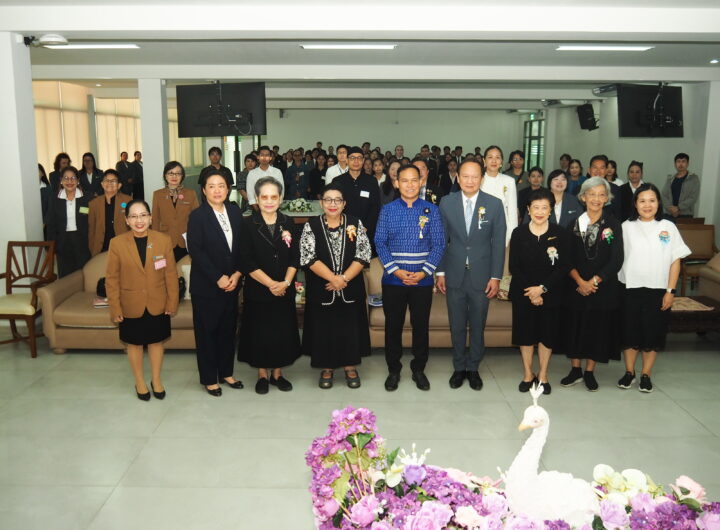 โรงเรียนสาธิตบางนา จัดกิจกรรมเปิดชั้นเรียน (Open Class) ขับเคลื่อน PLC มุ่งพัฒนาการเรียนรู้ผู้เรียนทุกระดับชั้น โรงเรียนสาธิตบางนา จัดกิจกรรมการเปิดชั้นเรียน (Open Class) ตามแนวคิดชุมชนแห่งการเรียนรู้ทางวิชาชีพ (Professional Learning Community : PLC) ประจำปีการศึกษา 2569 โดยมี ดร.เอกชัย จันทา ศึกษาธิการจังหวัดสมุทรปราการ เป็นประธานในพิธีเปิด Open Class มี ดร. ภาคินัย สุนทรวิภาต ผู้อำนวยการโรงเรียนสาธิตบางนา กล่าวรายงาน ณ โรงเรียนสาธิตบางนา ดร. ภาคินัย สุนทรวิภาต เปิดเผยว่า การจัดกิจกรรม Open Class ในครั้งนี้มีเป้าหมายสำคัญในการเปิดพื้นที่ให้ผู้บริหาร ครู ผู้ปกครอง และบุคลากรทางการศึกษาได้เข้ามาสังเกตการณ์การจัดการเรียนรู้ แลกเปลี่ยนเรียนรู้ผ่านกระบวนการของผู้เรียน และร่วมสะท้อนผล (Reflection) เพื่อพัฒนารายวิชาและกระบวนการสอน ตามหลักปรัชญาความเป็นสาธารณะ (Public Philosophy) ที่เน้นการยกระดับห้องเรียนให้เป็นพื้นที่เรียนรู้ร่วมกันของชุมชนวิชาชีพ การเปิดชั้นเรียนครั้งนี้ครอบคลุมการจัดการเรียนการสอนตั้งแต่ระดับปฐมวัย ประถมศึกษา ถึงมัธยมศึกษา ทั้งหลักสูตรปกติและหลักสูตร English Program โดยได้รับความสนใจจากหน่วยงานการศึกษาและโรงเรียนทั้งภาครัฐและเอกชน ส่งผู้บริหาร นักวิชาการ ศึกษานิเทศก์ และครูเข้าร่วมงานเป็นจำนวนมาก นอกจากนี้ กิจกรรมยังได้รับเกียรติจากผู้ทรงคุณวุฒิระดับชาติและนานาชาติด้าน PLC มาร่วมสังเกตการณ์และให้คำแนะนำในการสะท้อนผลการเรียนรู้ ได้แก่:รองศาสตราจารย์ ลัดดา ภู่เกียรติ ประธานกลุ่ม Thailand Principal Forum รองศาสตราจารย์ ดร.พิมพันธ์ เดชะคุปต์ /รองศาสตราจารย์ พเยาว์ ยินดีสุข ผู้ทรงคุณวุฒิ /รองศาสตราจารย์ ดร.สิริพันธุ์ สุวรรณมรรคาและผู้ช่วยศาสตราจารย์ ดร.จรินทร วินทะไชย์ ผู้ทรงคุณวุฒิ การจัดกิจกรรมในครั้งนี้นับเป็นก้าวสำคัญในการสร้างเครือข่ายความร่วมมือทางการศึกษาที่เข้มแข็ง เพื่อส่งเสริมการพัฒนาวิชาชีพครูอย่างต่อเนื่อง และยกระดับคุณภาพการจัดการเรียนรู้ให้แก่ผู้เรียนอย่างยั่งยืน