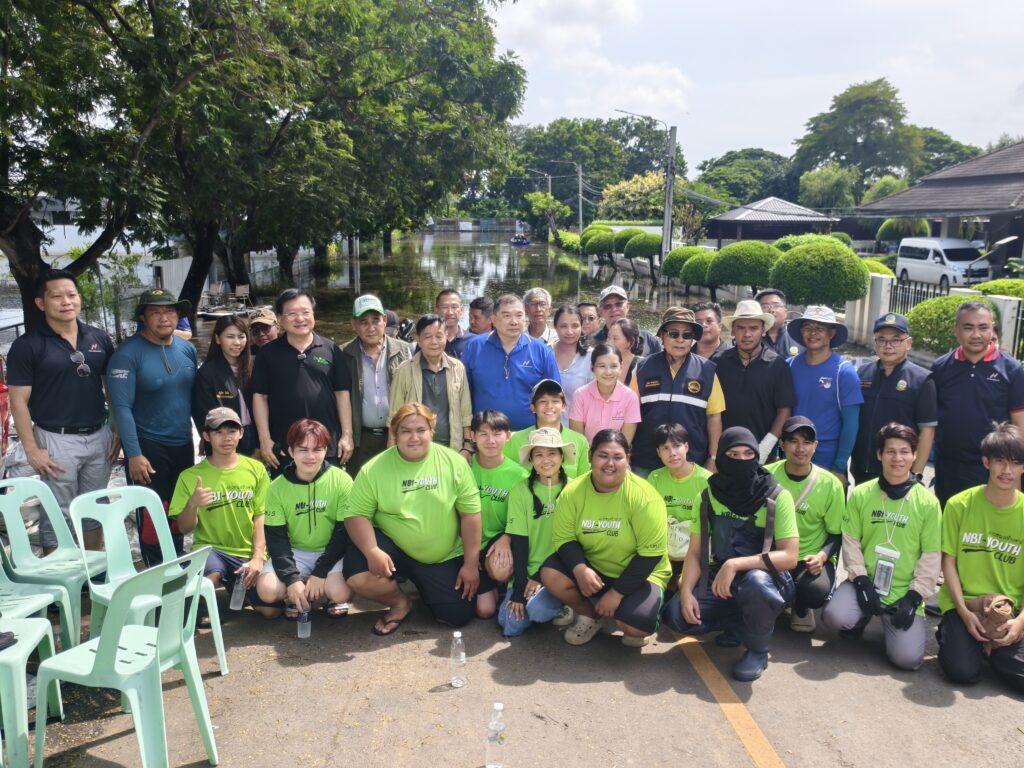 นายสุนทร ปานแสงทอง นายกองค์การบริหารส่วนจังหวัดสมุทรปราการ พร้อมด้วย **ดร.เกรียงศักดิ์ เจริญวงศ์ศักดิ์ ประธานสถาบันการสร้างชาติ และคณะทำงานจากหลายภาคส่วน ได้ลงพื้นที่ลุยน้ำท่วมขังเพื่อติดตามสถานการณ์และหาแนวทางแก้ไขปัญหาอุทกภัยที่หมู่บ้านกรีนวัลเล่ซึ่งจมน้ำมานานถึง 9 วันแล้ว โดยทุกฝ่ายได้ร่วมกันหารือเพื่อเร่งระบายน้ำออกจากพื้นที่ให้แล้วเสร็จภายใน 3 วัน ก่อนที่พายุระลอกใหม่จะเคลื่อนตัวเข้ามาซ้ำเติม นอกจากนี้ยังมีการเสนอให้จัดตั้ง ศูนย์ Single Command เพื่อบริหารจัดการน้ำในภาพรวมของประเทศ พร้อมทั้งจัดตั้งศูนย์บัญชาการกู้ภัยเฉพาะกิจในพื้นที่เพื่อช่วยเหลือประชาชนที่ได้รับความเดือดร้อนอย่างทันท่วงที