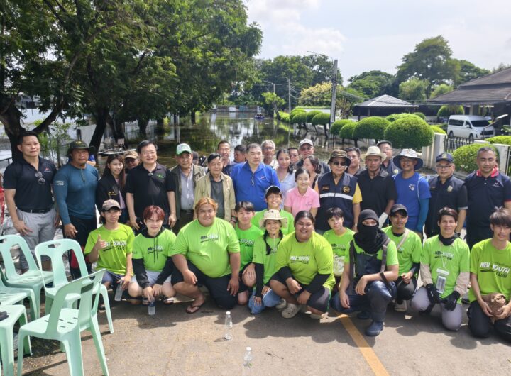 นายสุนทร ปานแสงทอง นายกองค์การบริหารส่วนจังหวัดสมุทรปราการ พร้อมด้วย **ดร.เกรียงศักดิ์ เจริญวงศ์ศักดิ์ ประธานสถาบันการสร้างชาติ และคณะทำงานจากหลายภาคส่วน ได้ลงพื้นที่ลุยน้ำท่วมขังเพื่อติดตามสถานการณ์และหาแนวทางแก้ไขปัญหาอุทกภัยที่หมู่บ้านกรีนวัลเล่ซึ่งจมน้ำมานานถึง 9 วันแล้ว โดยทุกฝ่ายได้ร่วมกันหารือเพื่อเร่งระบายน้ำออกจากพื้นที่ให้แล้วเสร็จภายใน 3 วัน ก่อนที่พายุระลอกใหม่จะเคลื่อนตัวเข้ามาซ้ำเติม นอกจากนี้ยังมีการเสนอให้จัดตั้ง ศูนย์ Single Command เพื่อบริหารจัดการน้ำในภาพรวมของประเทศ พร้อมทั้งจัดตั้งศูนย์บัญชาการกู้ภัยเฉพาะกิจในพื้นที่เพื่อช่วยเหลือประชาชนที่ได้รับความเดือดร้อนอย่างทันท่วงที