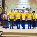 แถลงข่าวงานประเพณีรับบัว ยิ่งใหญ่ ประเพณีหนึ่งเดียวในโลก แห่งเดียวในประเทศไทย เมื่อ เวลา 16.00 น. วันที่ 16 ตุลาคม 2569 ที่ลานกิจกรรมศูนย์การค้ามาร์เก็ควิลเลจ สุวรรณภูมิ อำเภอบางพลี จังหวัดสมุทรปราการ นายวิวัฒน์ จันทร์โอภาส ปลัดจังหวัดสมุทรปราการ พร้อมด้วย นายขจิตเวช แก้วน้อย นายอำเภอบางพลี นายบวรวิทย์ พึ่งทอง นายกเทศมนตรีเมืองบางแก้ว ดร.พัฒนพงศ์ จงรักดี นายกเทศมนตรีตำบลบางพลี นางสาวสิริพรรณ เห็นสุข ผอ.ททท.สำนักงานฉะเชิงเทรา และอาจารย์ชูศรี สัตยานนท์ ประธานสภาวัฒนธรรมอำเภอบางพลี และหน่วยงานที่เกี่ยวข้อง ได้ร่วมแถลงข่าวการจัด งานประเพณีรับบัว ประจำปี 2569 ซึ่งในปีนี้กำหนดจัดขึ้น ระหว่างวันที่ 22-25 ตุลาคม 2569 ณ บริเวณที่ว่าการอำเภอบางพลี , วัดบางพลีใหญ่ใน พระอารามหลวง และบริเวณคลองสำโรง อำเภอบางพลี จังหวัดสมุทรปราการ เพื่อสืบสานประเพณีท้องถิ่นของอำเภอบางพลี ให้คงอยู่ตลอดไป ตลอดจนเพื่อเป็นการส่งเสริมและสนับสนุนการท่องเที่ยวของจังหวัดสมุทรปราการ ภายในงานจะมีกิจกรรมมากมาย อาทิ การแสดงวิถีชีวิตชาวบางพลีในอดีต การละเล่นพื้นบ้าน การประกวดขบวนเรือแห่หลวงพ่อโตทางน้ำ การแข่งขันเรือมาด การประกวดหนุ่มสาวรับบัว และการจำหน่ายสินค้า หนึ่งตำบล หนึ่งผลิตภัณฑ์ ของดีของเด่นอำเภอบางพลี ประเพณีรับบัว เป็นประเพณีเก่าแก่ที่สืบทอดกันมาตั้งแต่โบราณของชาวอำเภอบางพลี ที่แสดงถึงความมีน้ำใจ เอื้อเฟื้อเผื่อแผ่ต่อคนต่างถิ่น ที่อพยพเข้ามาอาศัยอยู่ในอำเภอบางพลี และแสดงให้เห็นถึงวิถีชีวิต ความผูกพันกับสายน้ำของชาวอำเภอบางพลี ที่มีมาตั้งแต่อดีตจนถึงปัจจุบัน ซึ่งจัดขึ้นเป็นประจำทุกปี โดยในวันขึ้น 14 ค่ำ เดือน 11 ซึ่งปีนี้ตรงกับ #วันที่_25_ตุลาคม_2569 จะมีการอัญเชิญหลวงพ่อโตจำลอง ลงเรือแห่ไปตามลำคลองสำโรง เพื่อให้ประชาชนที่อยู่อาศัยบริเวณสองฝั่งคลอง และที่มาร่วมพิธีได้ร่วมสักการบูชา โดย #การโยนดอกบัวลงไปในเรือที่องค์หลวงพ่อโตประดิษฐานอยู่ มีความเชื่อกันว่า หากสามารถโยนดอกบัวลงไปในเรือที่องค์หลวงพ่อโตประดิษฐานอยู่ได้แล้ว อธิษฐานสิ่งใดก็จะประสบความสำเร็จดังหวังทุกอย่าง เพื่อมิให้ประเพณีรับบัว มรดกทางวัฒนธรรมที่ดีงามของชาวอำเภอบางพลีต้องเลือนหายไป อำเภอบางพลี จึงได้ร่วมกับหน่วยงานทั้งภาครัฐและเอกชน อนุรักษ์ประเพณีดังกล่าวโดยประเพณีรับบัว ของอำเภอบางพลี จังหวัดสมุทรปราการได้รับการประกาศเป็นมรดกภูมิปัญญาทางวัฒนธรรมของชาติ ประจำปี 2555 โดยกระทรวงวัฒนธรรม .