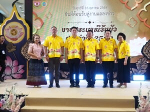 แถลงข่าวงานประเพณีรับบัว ยิ่งใหญ่ ประเพณีหนึ่งเดียวในโลก แห่งเดียวในประเทศไทย เมื่อ เวลา 16.00 น. วันที่ 16 ตุลาคม 2569 ที่ลานกิจกรรมศูนย์การค้ามาร์เก็ควิลเลจ สุวรรณภูมิ อำเภอบางพลี จังหวัดสมุทรปราการ นายวิวัฒน์ จันทร์โอภาส ปลัดจังหวัดสมุทรปราการ พร้อมด้วย นายขจิตเวช แก้วน้อย นายอำเภอบางพลี นายบวรวิทย์ พึ่งทอง นายกเทศมนตรีเมืองบางแก้ว ดร.พัฒนพงศ์ จงรักดี นายกเทศมนตรีตำบลบางพลี นางสาวสิริพรรณ เห็นสุข ผอ.ททท.สำนักงานฉะเชิงเทรา และอาจารย์ชูศรี สัตยานนท์ ประธานสภาวัฒนธรรมอำเภอบางพลี และหน่วยงานที่เกี่ยวข้อง ได้ร่วมแถลงข่าวการจัด งานประเพณีรับบัว ประจำปี 2569 ซึ่งในปีนี้กำหนดจัดขึ้น ระหว่างวันที่ 22-25 ตุลาคม 2569 ณ บริเวณที่ว่าการอำเภอบางพลี , วัดบางพลีใหญ่ใน พระอารามหลวง และบริเวณคลองสำโรง อำเภอบางพลี จังหวัดสมุทรปราการ เพื่อสืบสานประเพณีท้องถิ่นของอำเภอบางพลี ให้คงอยู่ตลอดไป ตลอดจนเพื่อเป็นการส่งเสริมและสนับสนุนการท่องเที่ยวของจังหวัดสมุทรปราการ ภายในงานจะมีกิจกรรมมากมาย อาทิ การแสดงวิถีชีวิตชาวบางพลีในอดีต การละเล่นพื้นบ้าน การประกวดขบวนเรือแห่หลวงพ่อโตทางน้ำ การแข่งขันเรือมาด การประกวดหนุ่มสาวรับบัว และการจำหน่ายสินค้า หนึ่งตำบล หนึ่งผลิตภัณฑ์ ของดีของเด่นอำเภอบางพลี ประเพณีรับบัว เป็นประเพณีเก่าแก่ที่สืบทอดกันมาตั้งแต่โบราณของชาวอำเภอบางพลี ที่แสดงถึงความมีน้ำใจ เอื้อเฟื้อเผื่อแผ่ต่อคนต่างถิ่น ที่อพยพเข้ามาอาศัยอยู่ในอำเภอบางพลี และแสดงให้เห็นถึงวิถีชีวิต ความผูกพันกับสายน้ำของชาวอำเภอบางพลี ที่มีมาตั้งแต่อดีตจนถึงปัจจุบัน ซึ่งจัดขึ้นเป็นประจำทุกปี โดยในวันขึ้น 14 ค่ำ เดือน 11 ซึ่งปีนี้ตรงกับ #วันที่_25_ตุลาคม_2569 จะมีการอัญเชิญหลวงพ่อโตจำลอง ลงเรือแห่ไปตามลำคลองสำโรง เพื่อให้ประชาชนที่อยู่อาศัยบริเวณสองฝั่งคลอง และที่มาร่วมพิธีได้ร่วมสักการบูชา โดย #การโยนดอกบัวลงไปในเรือที่องค์หลวงพ่อโตประดิษฐานอยู่ มีความเชื่อกันว่า หากสามารถโยนดอกบัวลงไปในเรือที่องค์หลวงพ่อโตประดิษฐานอยู่ได้แล้ว อธิษฐานสิ่งใดก็จะประสบความสำเร็จดังหวังทุกอย่าง เพื่อมิให้ประเพณีรับบัว มรดกทางวัฒนธรรมที่ดีงามของชาวอำเภอบางพลีต้องเลือนหายไป อำเภอบางพลี จึงได้ร่วมกับหน่วยงานทั้งภาครัฐและเอกชน อนุรักษ์ประเพณีดังกล่าวโดยประเพณีรับบัว ของอำเภอบางพลี จังหวัดสมุทรปราการได้รับการประกาศเป็นมรดกภูมิปัญญาทางวัฒนธรรมของชาติ ประจำปี 2555 โดยกระทรวงวัฒนธรรม .